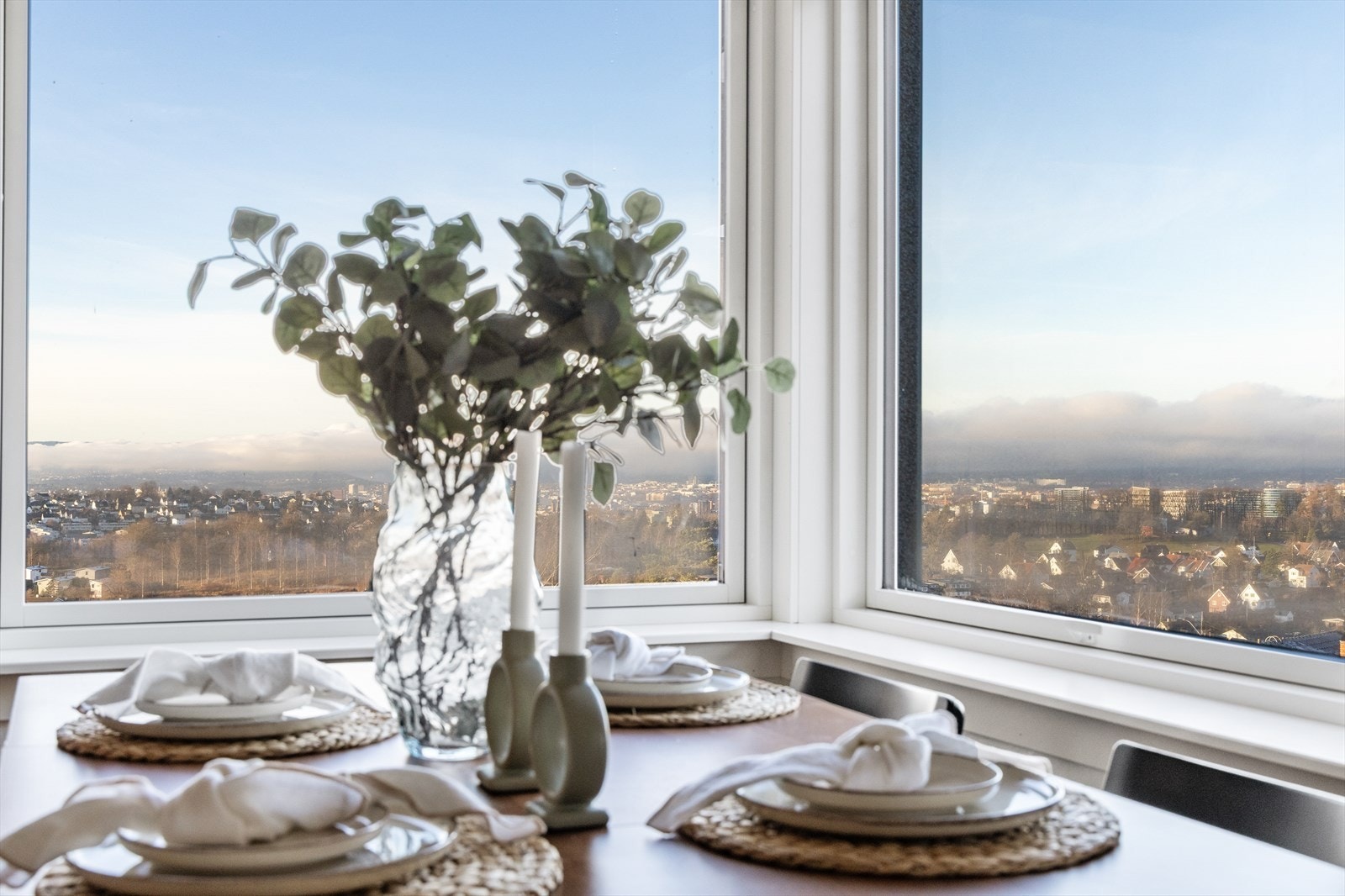 Her kan måltidene nytes med utsyn over nærområdet. Galleribilde