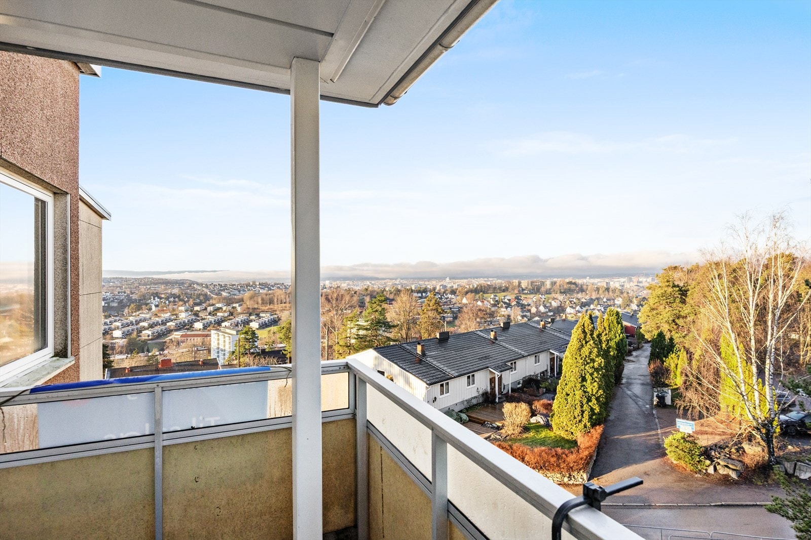 Fra leilighetens høye beliggenhet har man en vidstrakt utsikt over området. Galleribilde