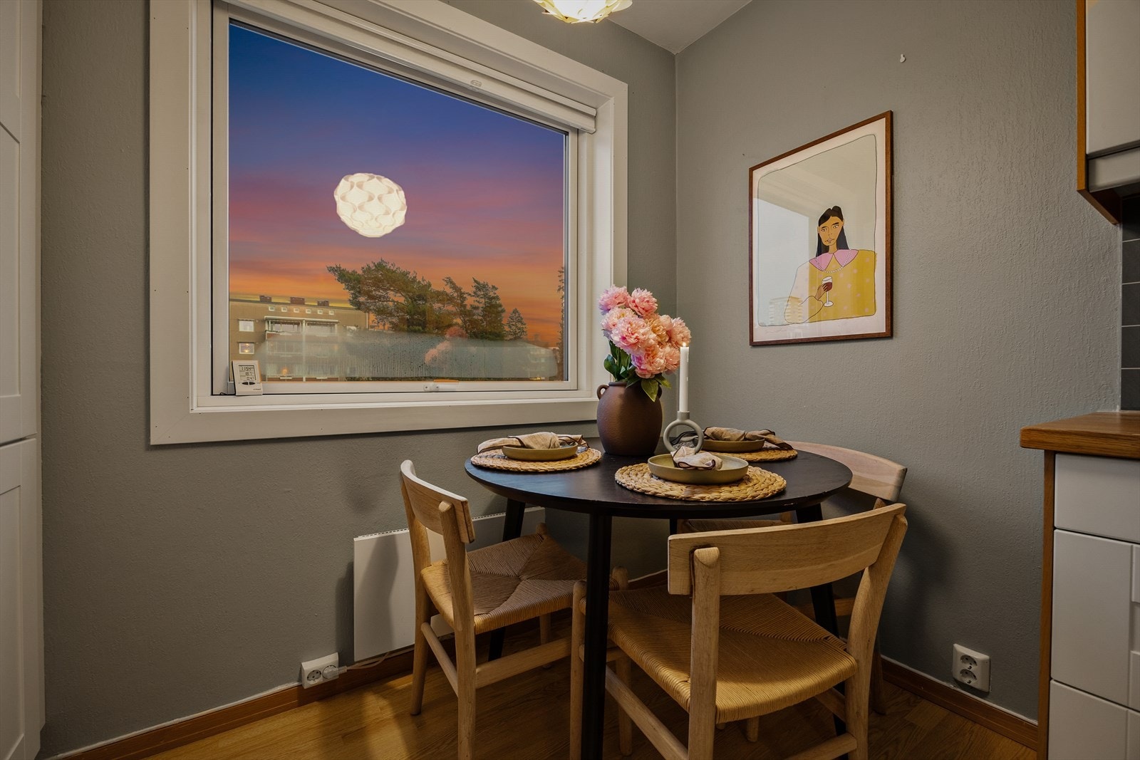 Spiseplassen på kjøkkenet er et hyggelig sted for både frokost og kveldsmat. Galleribilde