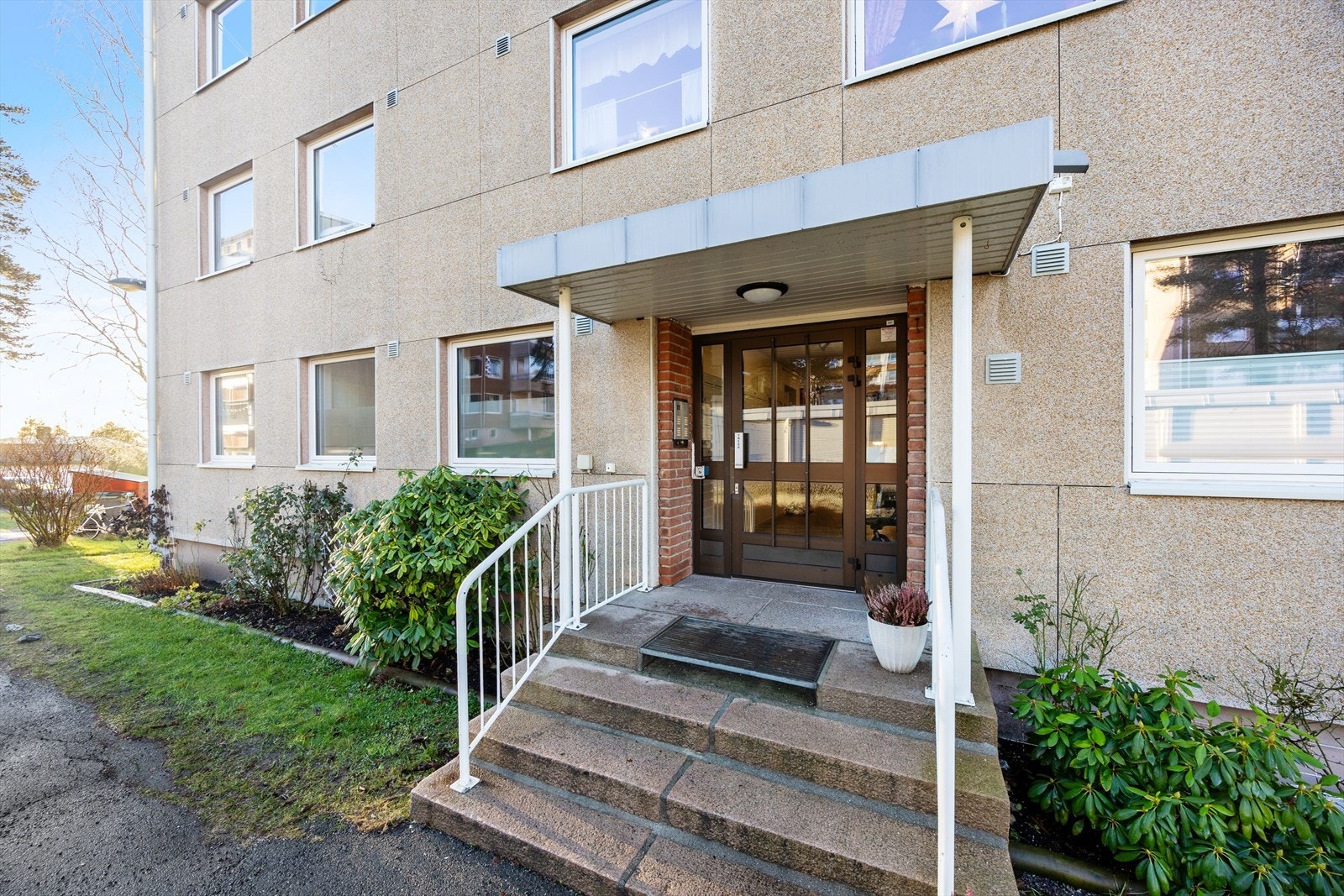 Bygget har en felles inngang med dørcallinganlegg. Galleribilde