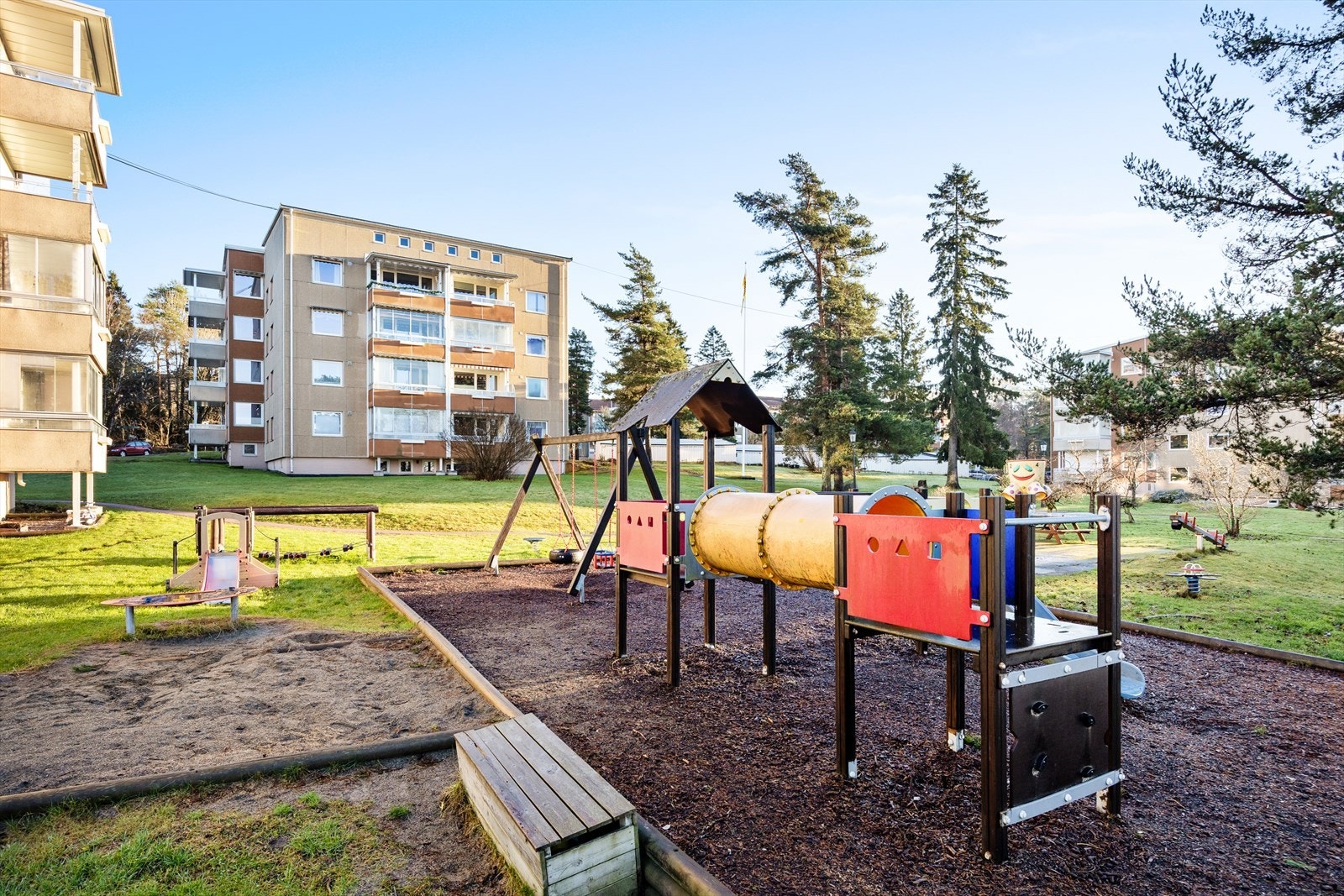 Borettslaget har hyggelige fellesarealer med lekeplass for de minste. Galleribilde