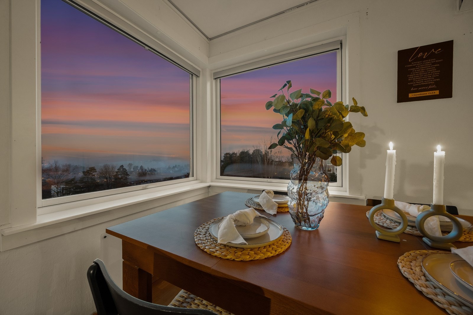 Utsikten fra spiseplassen er også flott etter mørkets frembrudd. Galleribilde