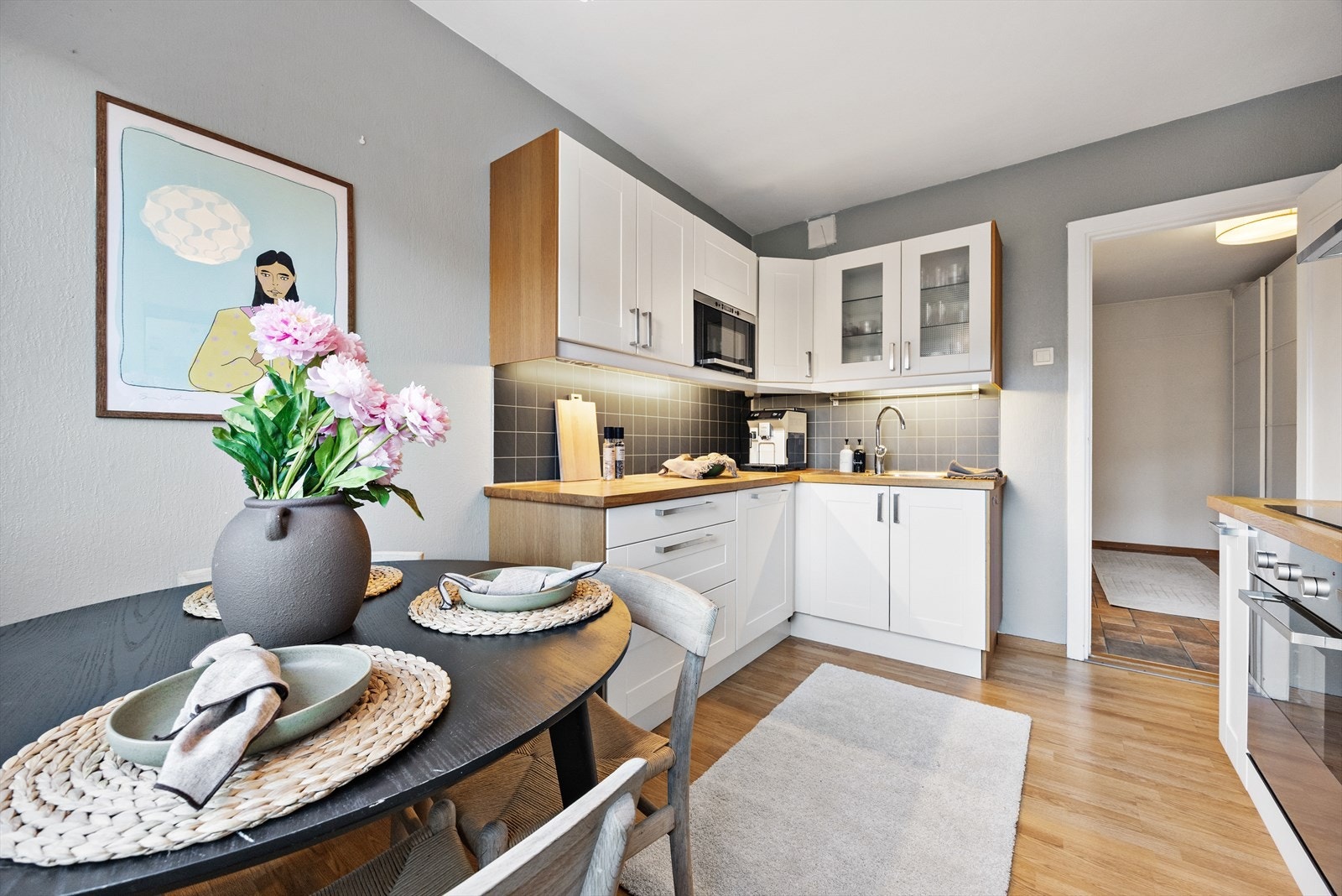 Kjøkkenet har en funksjonell og arealeffektiv L-form. Galleribilde