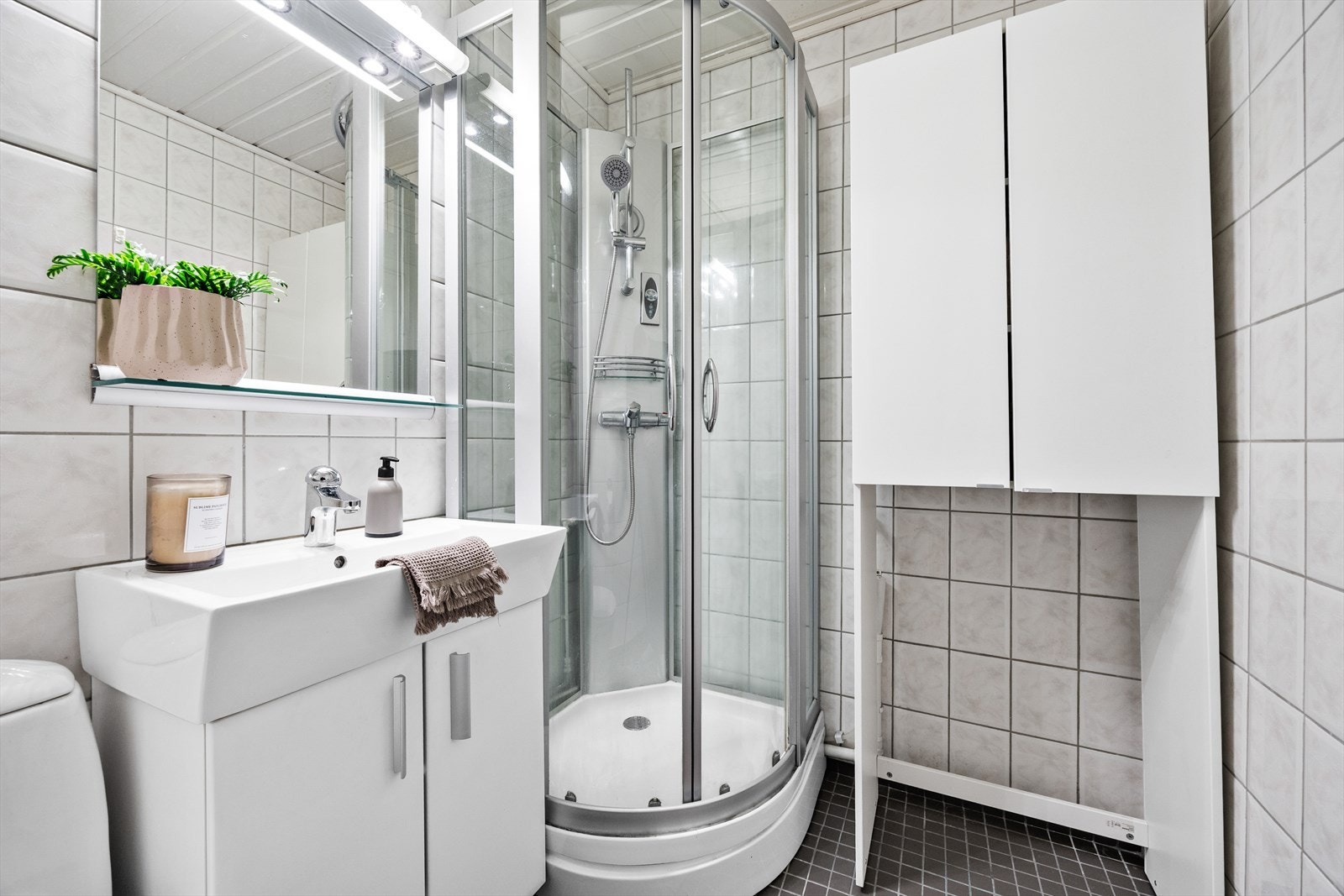 Rommet er innredet med dusjkabinett, servant og har opplegg for vaskemaskin. Galleribilde