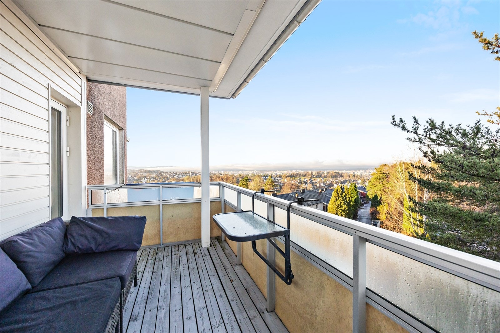 Fra stuen er det utgang til en romslig balkong på 7 m² med god plass til utemøbler. Galleribilde