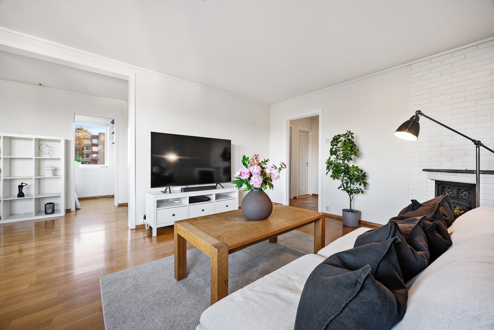 Fra stuen er det åpen tilgang til en praktisk alkove. Galleribilde