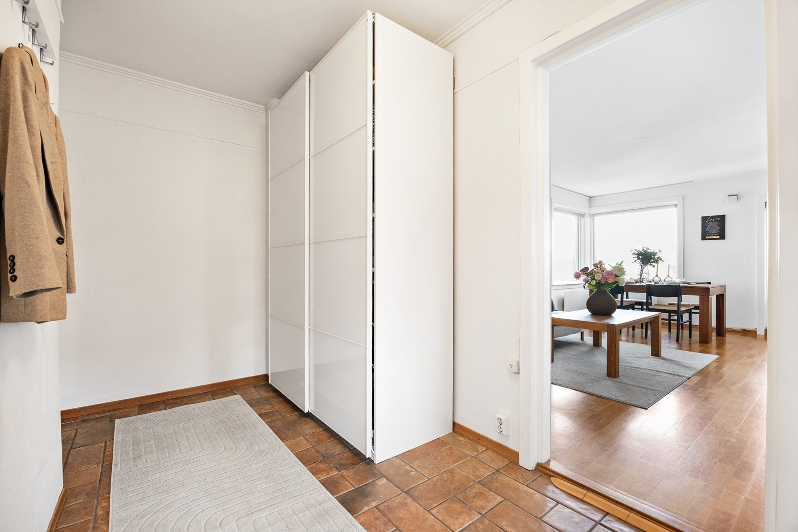 Du ønskes velkommen inn i en entré med flislagt gulv og god plass til oppbevaring. Galleribilde