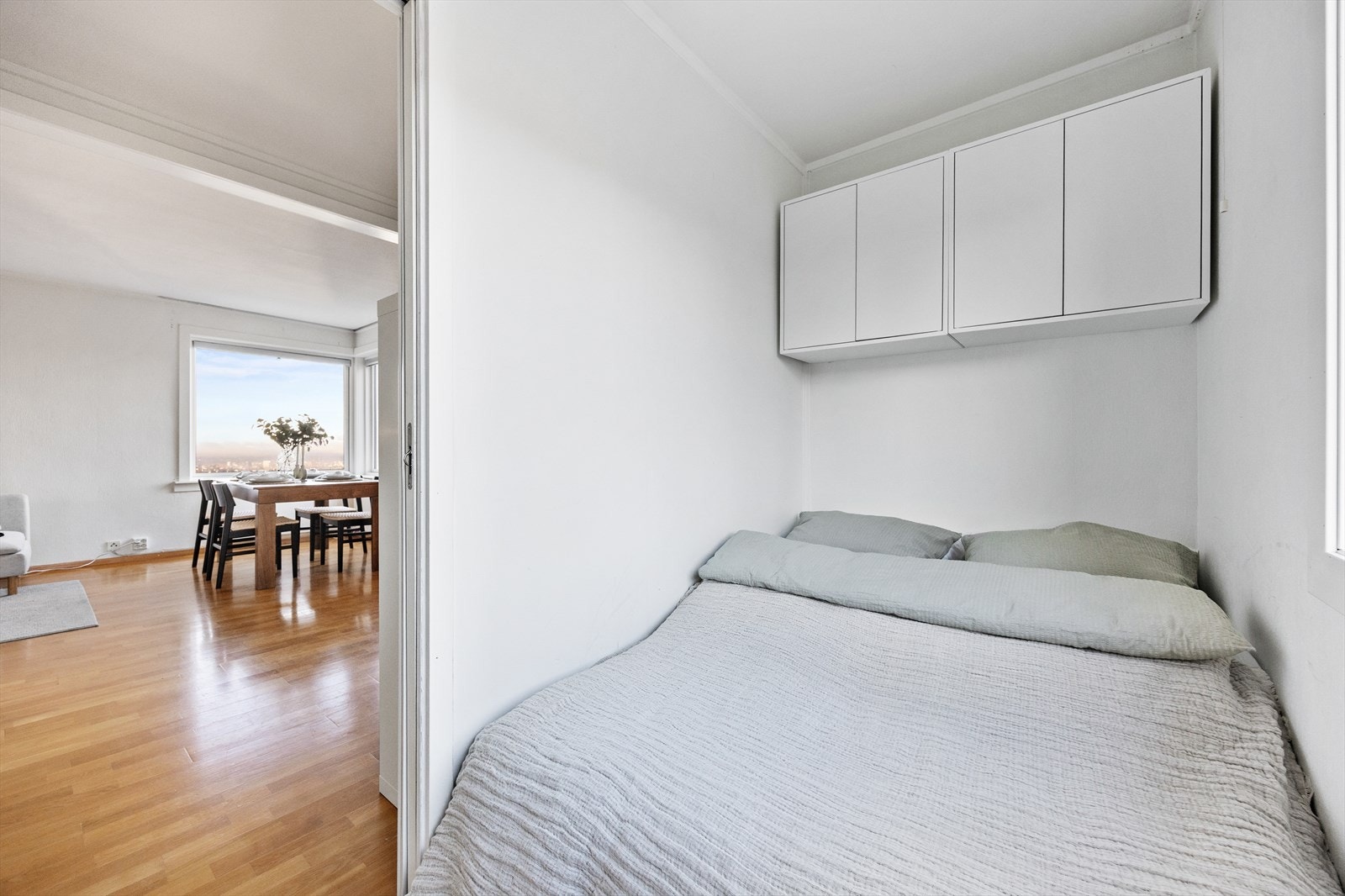 Rommet ligger i tilknytning til stuen, men føles likevel adskilt. Galleribilde