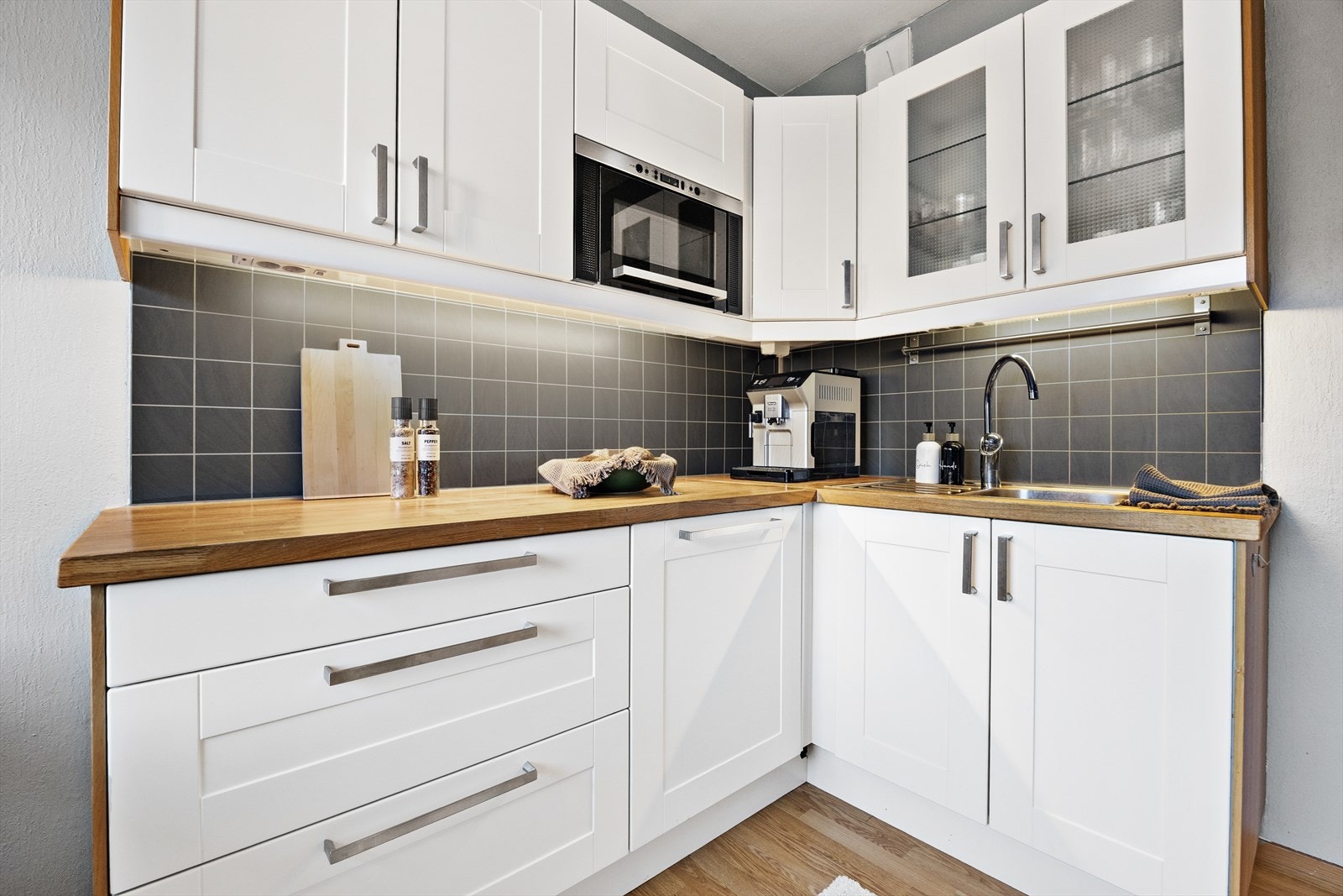 Benkeplaten i tre har en nedfelt kum i stål. Galleribilde