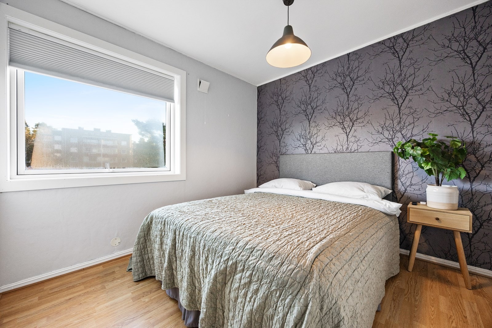 Hovedsoverommet har plass til dobbeltseng og nattbord. Galleribilde