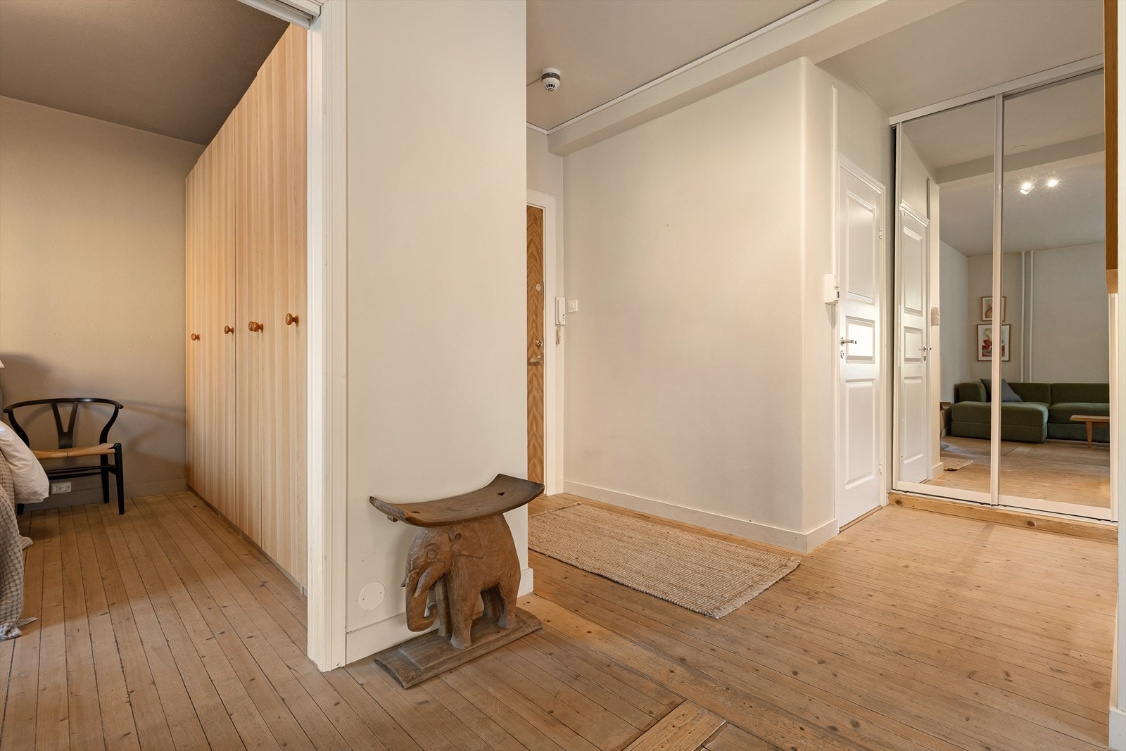 I entréen det plass til å henge fra seg yttertøy og sette skoene fra seg i en ryddig sone - Velkommen inn i din nye bolig! Galleribilde