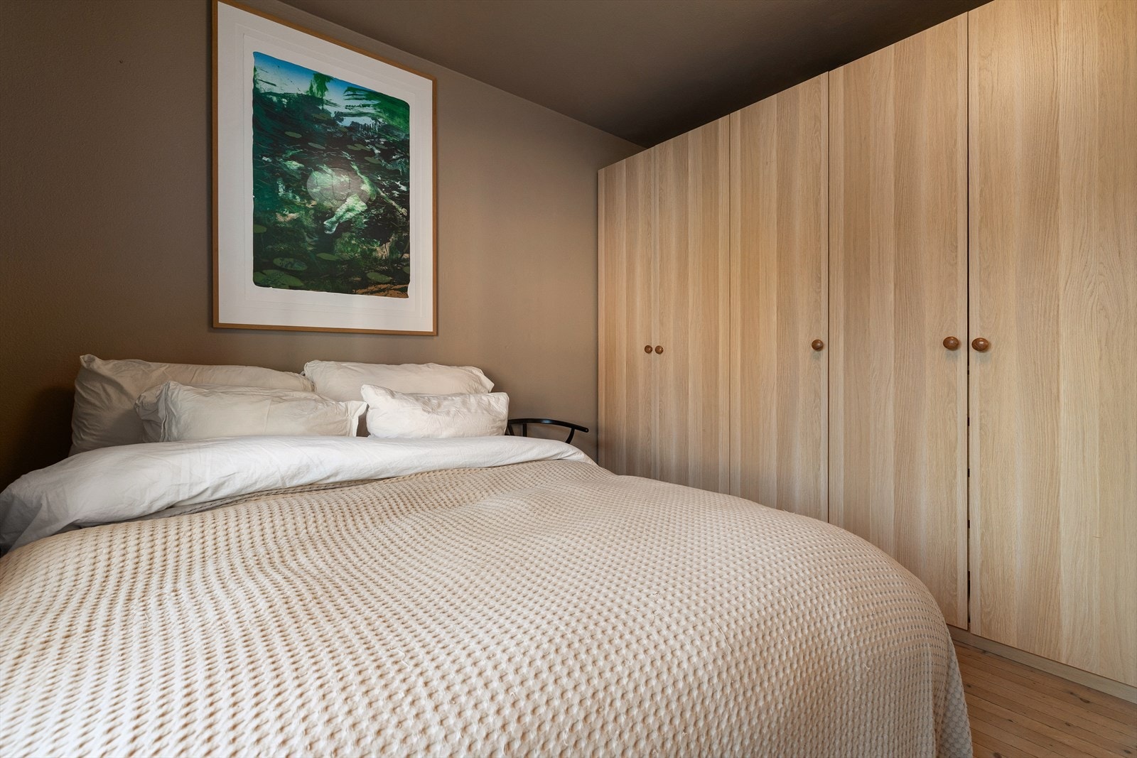 Rommene har glatte, lyse overflater som fremmer en avslappende atmosfære. Galleribilde