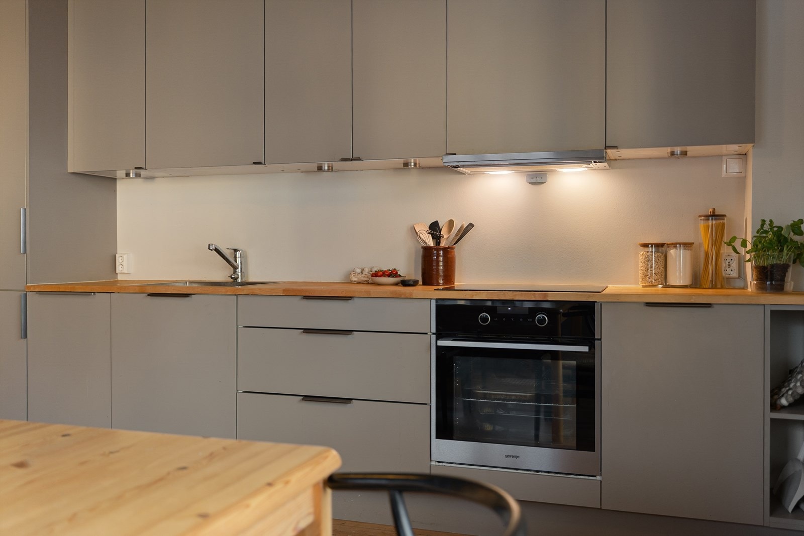 Kjøkkenet er utstyrt med integrerte hvitevarer som kjøl-/fryseskap, oppvaskmaskin, stekeovn og platetopp, samt en kjøkkenventilator med kullfilter. Galleribilde