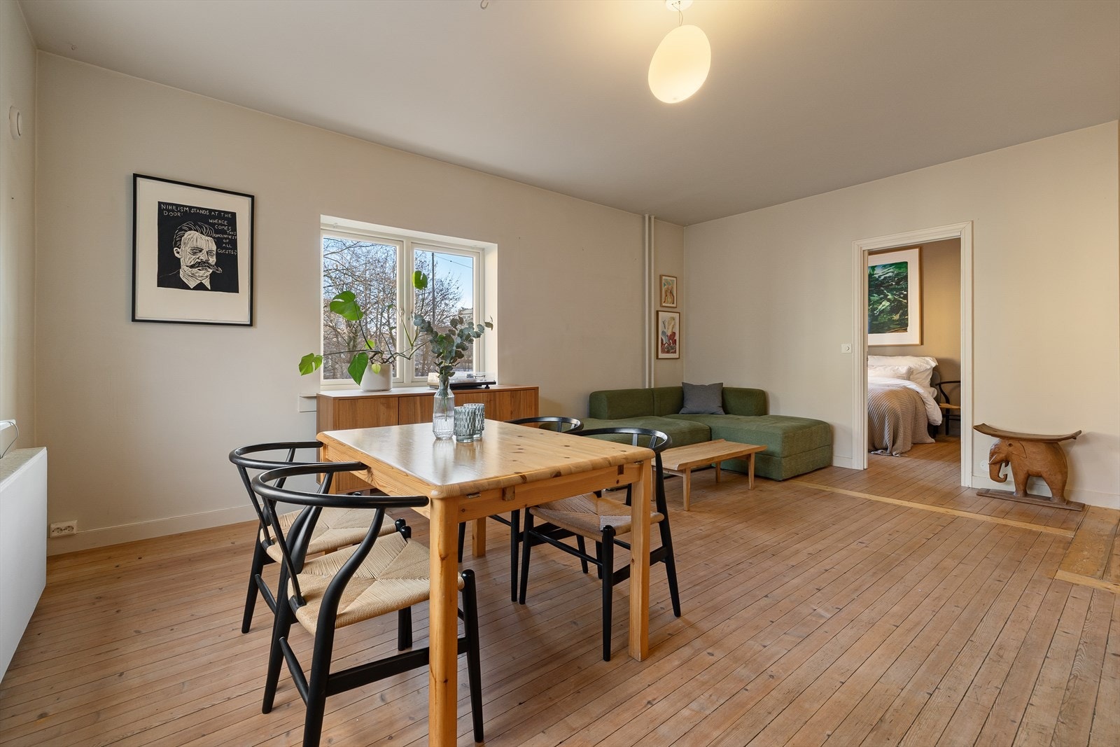 Med store vindusflater på to sider av hjørneleiligheten strømmer dagslyset inn i rommet, og skaper en luftig atmosfære. Galleribilde