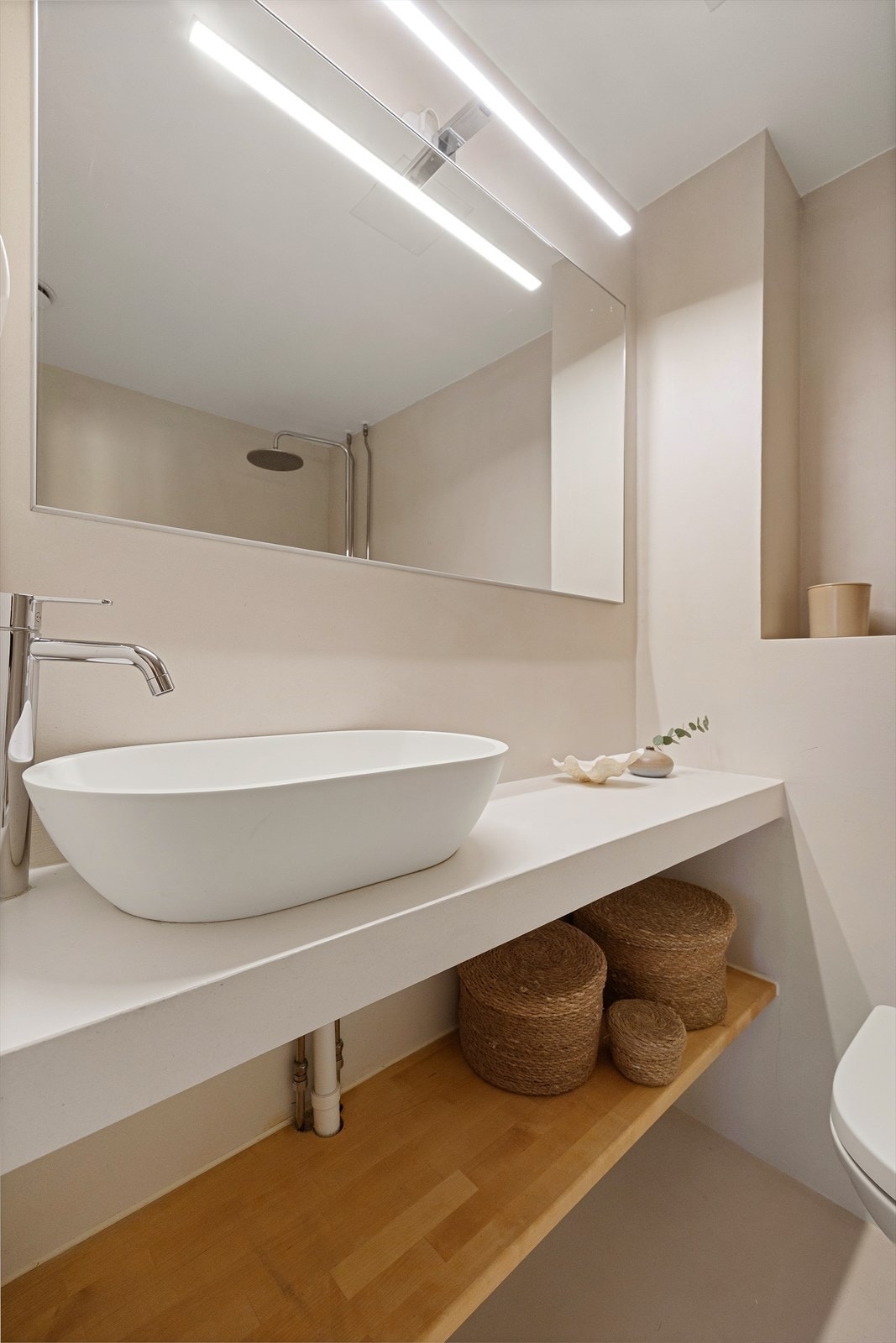 Overflatene er belagt med microsement, noe som gir et stilrent og minimalistisk uttrykk. Galleribilde