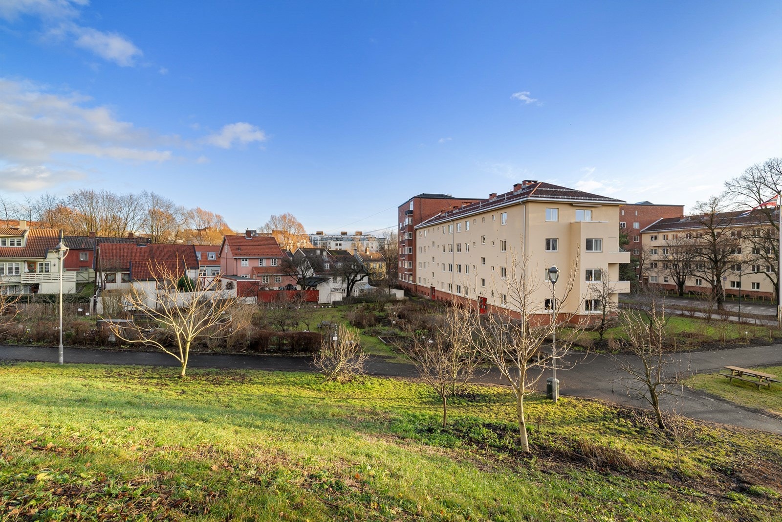 I tillegg har leiligheten fordelen av gode lagringsmuligheter med to boder, en nydelig felles hage med grill- og spiseplasser, samt nærheten til turveiene langs Akerselva. Galleribilde