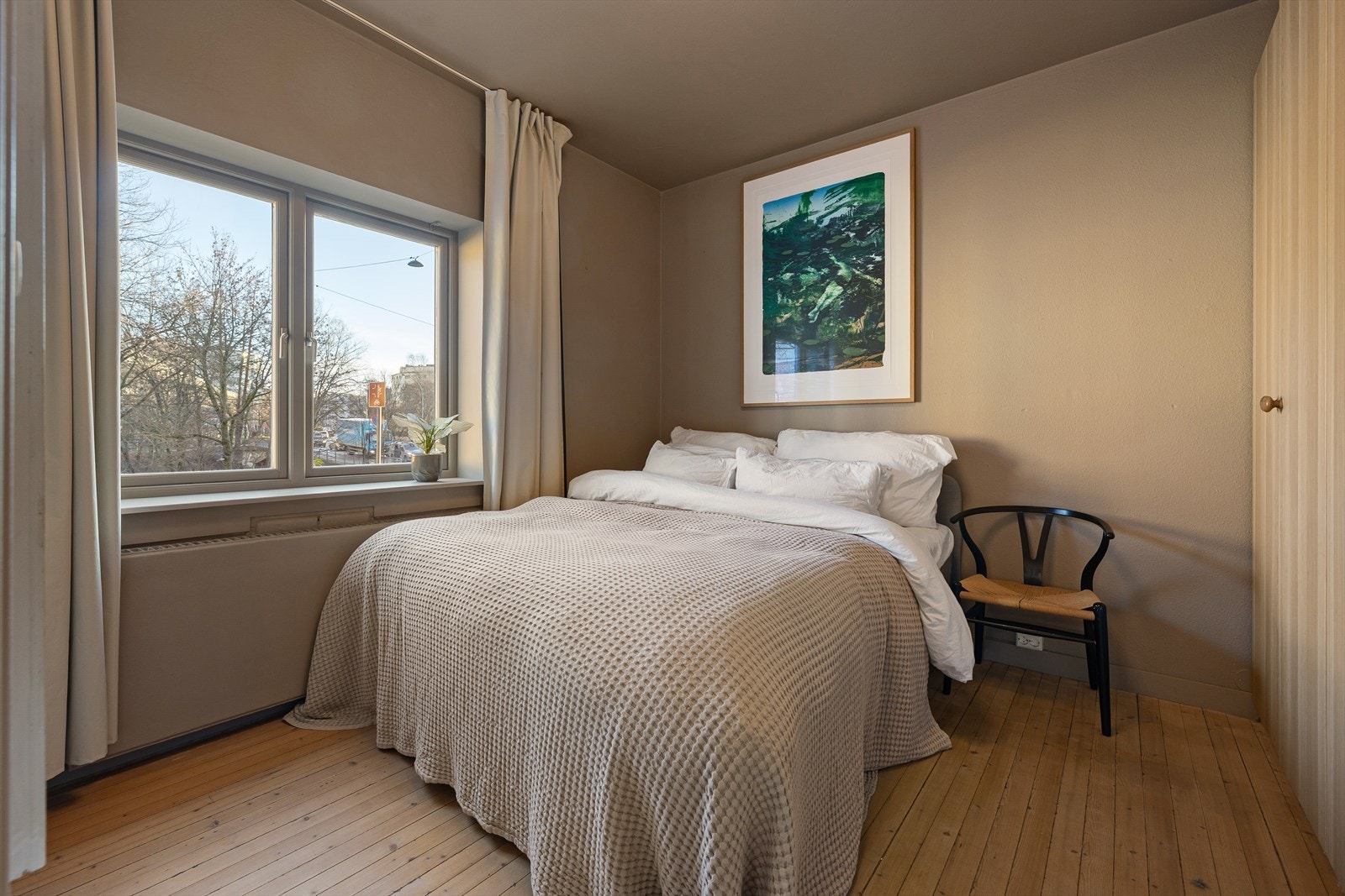 Leiligheten tilbyr to romslige og lyse soverom som begge har god plass til dobbeltseng, nattbord og garderobeløsninger. Galleribilde