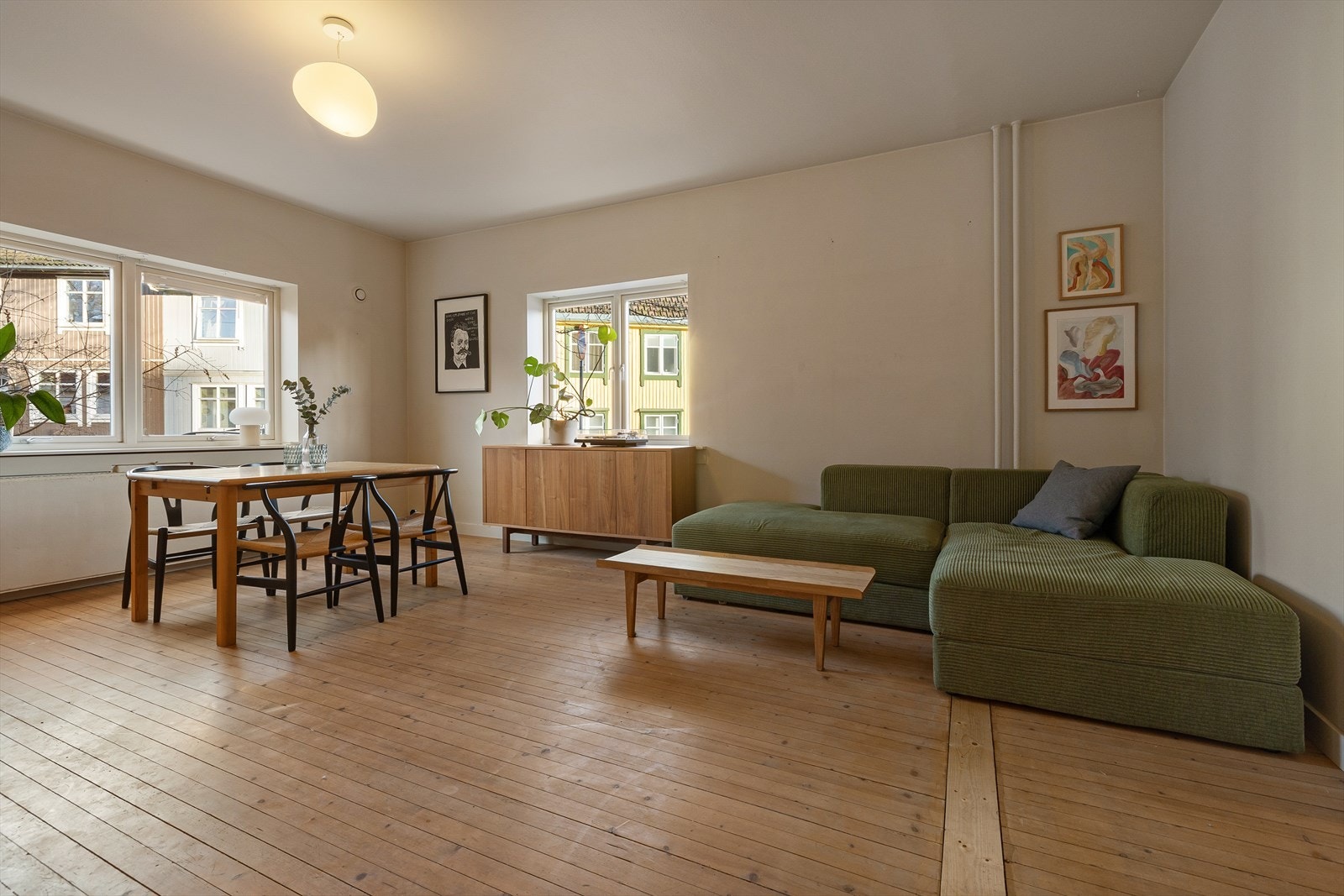 Leiligheten ligger i byggets høye 1. etasje og byr på en gjennomgående god standard. Galleribilde