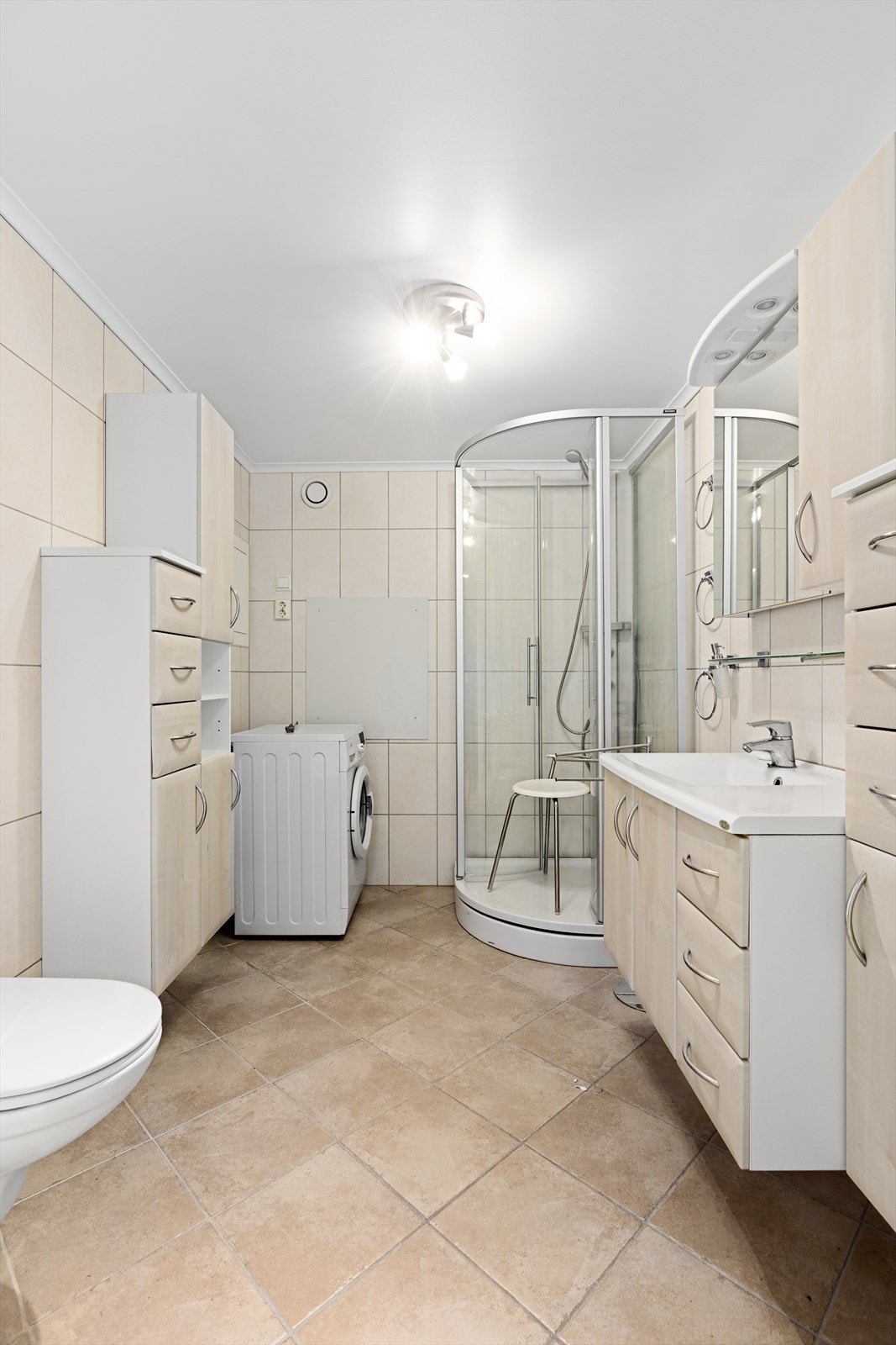 Det er opplegg for vaskemaskin, varmekabler i gulv og mekanisk avtrekk som styres fra kjøkkenventilator. Vaskemaskin kan medfølge ved salg om ønskelig Galleribilde