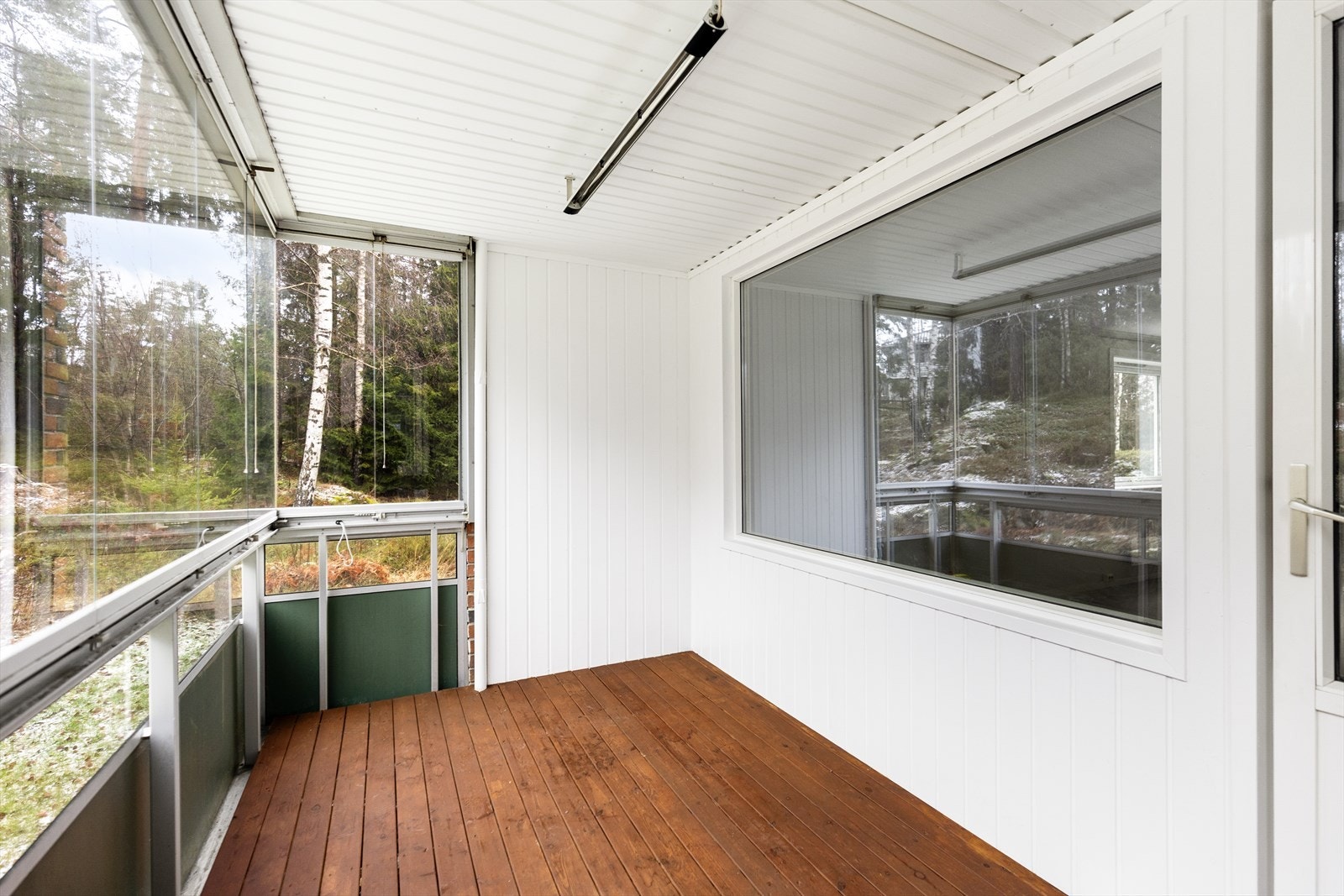 Balkongen har god plass til utemøbler, og kan benyttes som et ekstra rom store deler av året. Galleribilde