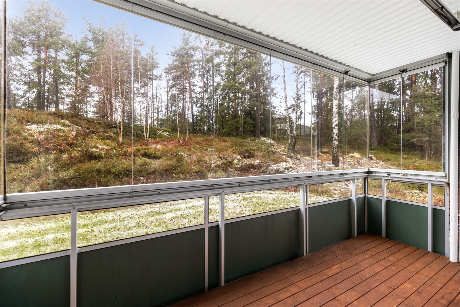 Her har boligen en romslig og nymalt innglasset balkong på 8 kvm. Fra balkongen er det flott utsyn til borettslagets fellesareal med grøntarealer og sjarmerende naturtomt. Galleribilde