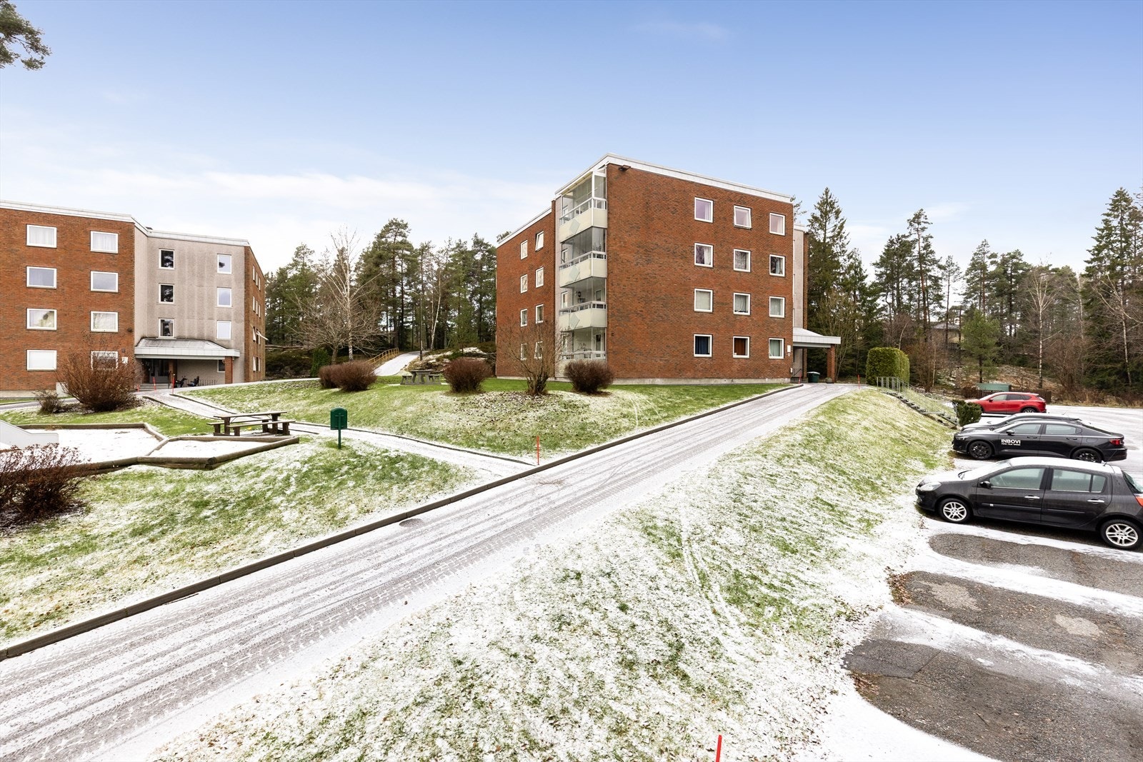 Borettslaget har også felles biloppstillingsplasser, samt noen garasjer med tildeling etter ventelisteordning. Det er mulig å lade elbil hos borettslaget ved siden av (Ravnåsen 8). Galleribilde