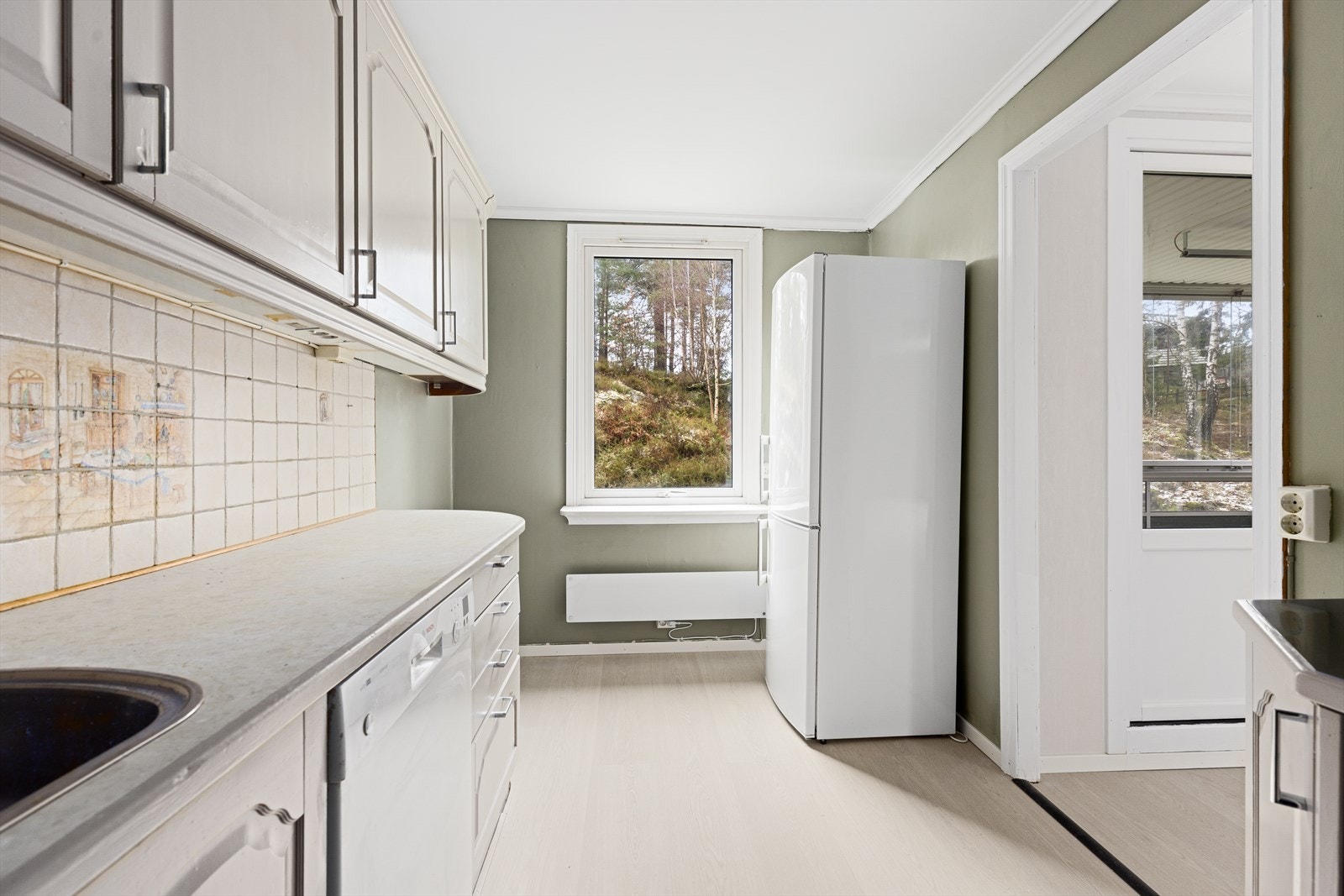 Ved vinduet er det plass til et spisebord. Galleribilde