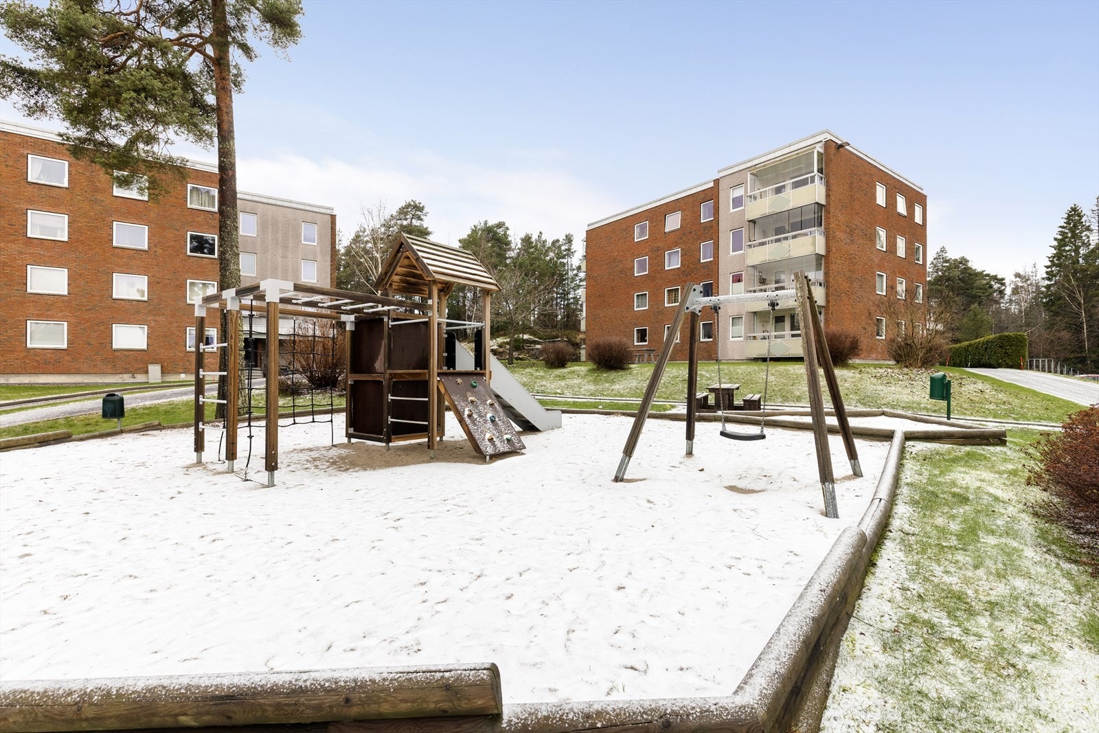 Borettslagets tomt er pent opparbeidet med plenarealer, busker og trær. Det er hyggelige gangstier og lekearealer for barna. Galleribilde