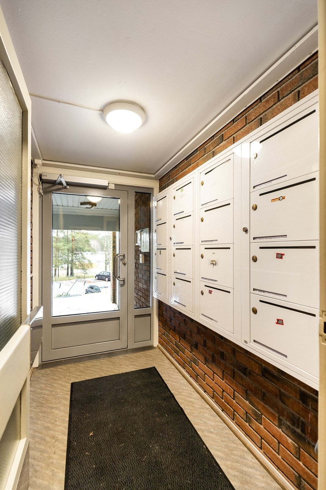 Ved inngangspartiet er også postkassene plassert, og hit kan man gå tørrskodd fra boligen. Galleribilde