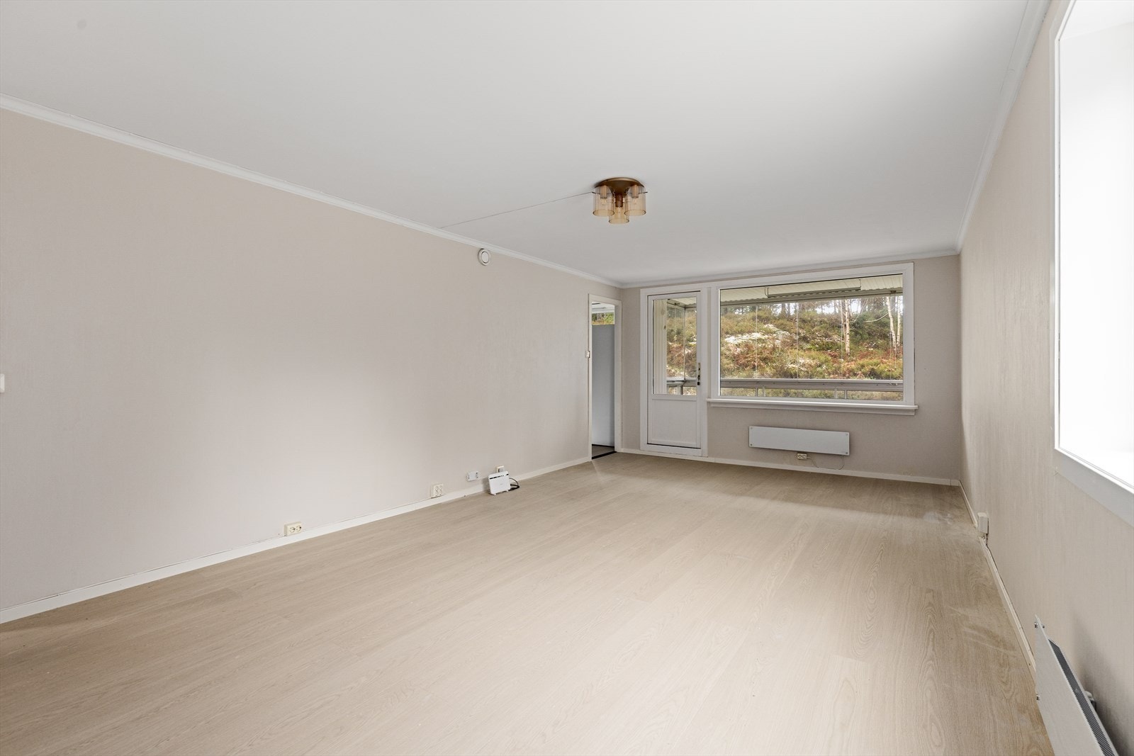 Boligen fremstår som en lys og lettstelt 4-roms leilighet med god planløsning og pene overflater. Store deler av boligen er oppgradert med nytt laminatgulv og nymalte vegger.
Generelt godt vedlikeholdt og oppgradert - innflyttingsklar! Galleribilde