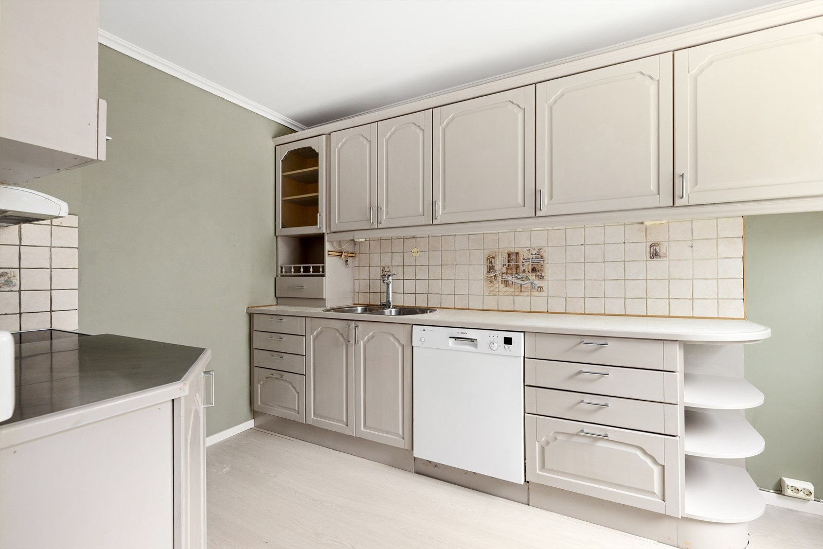 Selger opplyser om oppgraderinger som ny benkeplate i rustfritt stål, komfyr og LED-belysning. Galleribilde