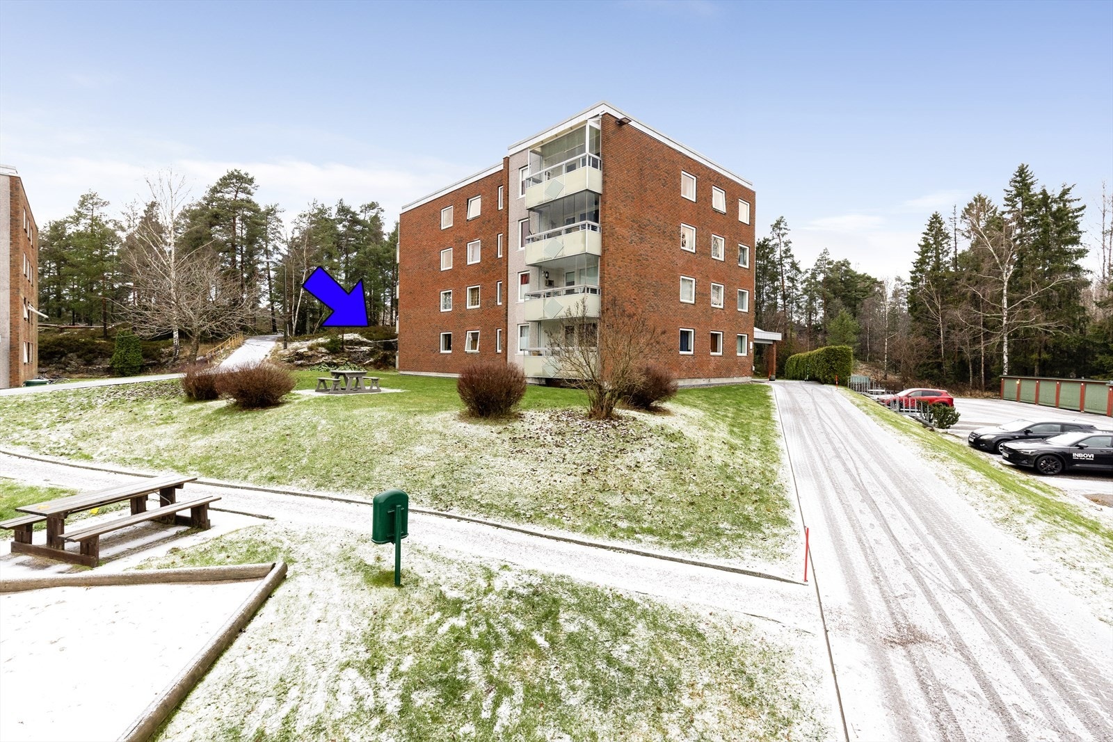 Boligen ligger fint og barnevennlig til i 1. etasje tilknyttet Ravnåsen borettslag på Gulset. Galleribilde