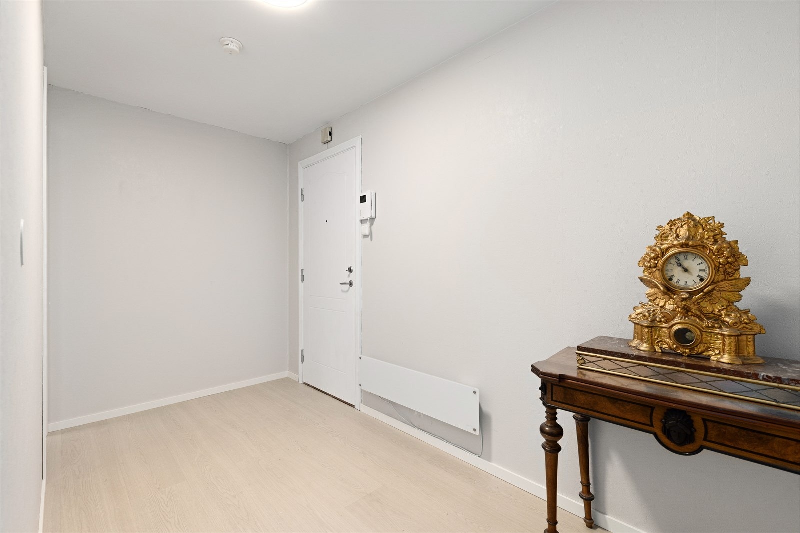 Boligen har en romslig entré med god plass til sko og oppheng av yttertøy. Her er det også oppgradert callinganlegg med TV-kamera. Galleribilde