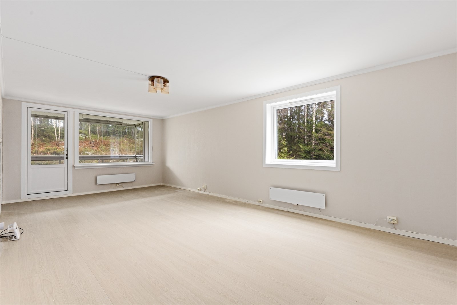 Fra den innglassede balkongen er det inngang til en hyggelig stue med plass til sofagruppe og spisestuebord. Galleribilde