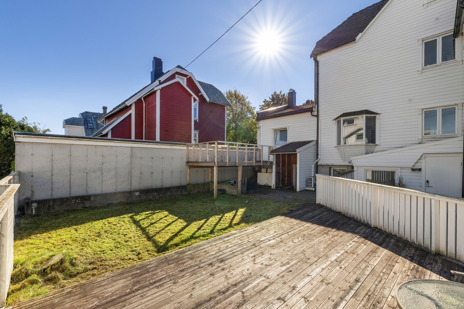 Solrik felles hage opparbeidet med gressplen og stor treterrasse gir gode muligheter for utendørs aktiviteter. Galleribilde