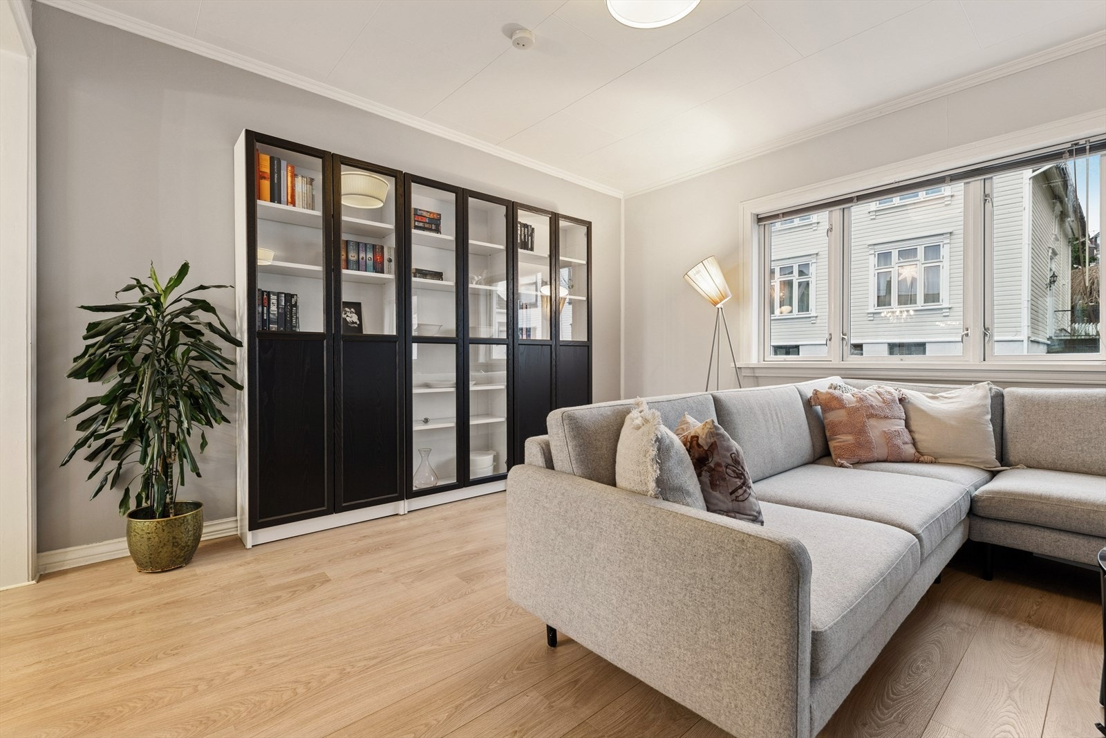 Effektiv oppbevaring med bokhylle gir rommet struktur. Galleribilde