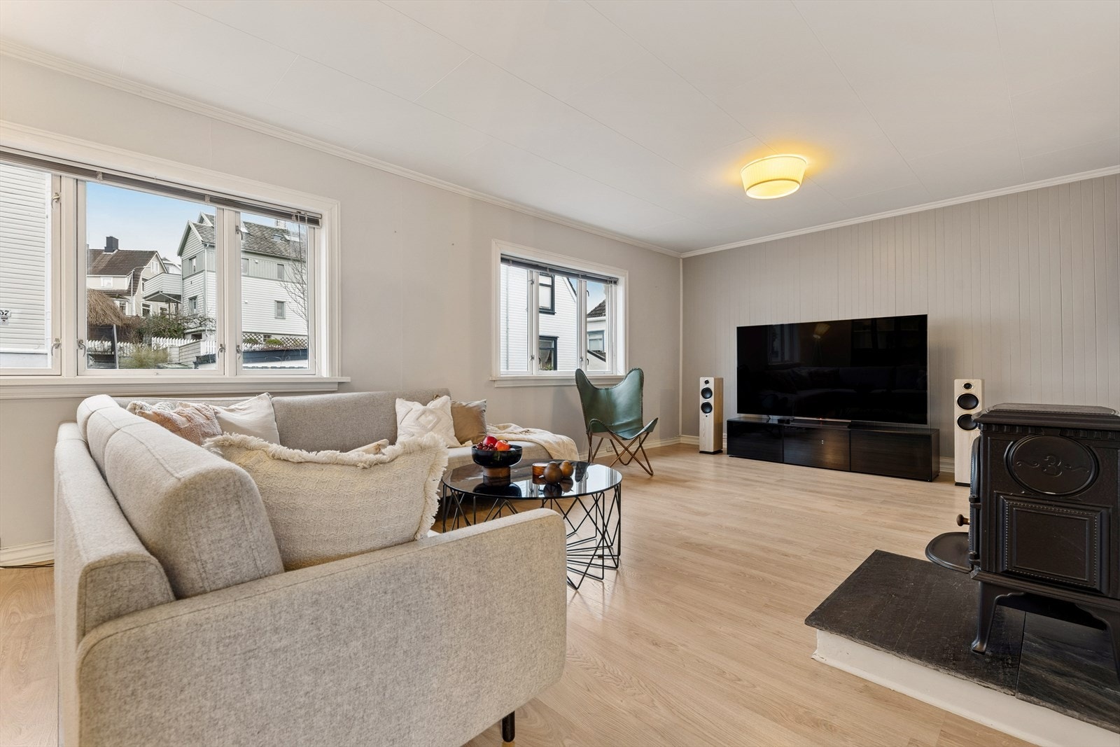 Her er flere store vindusflater som slipper inn mye naturlig lys og skaper en god atmosfære i rommet. Galleribilde