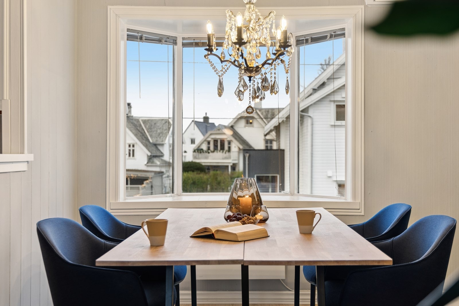 Store vinduer gir utsyn mot nabolaget og slipper inn naturlig lys. Galleribilde