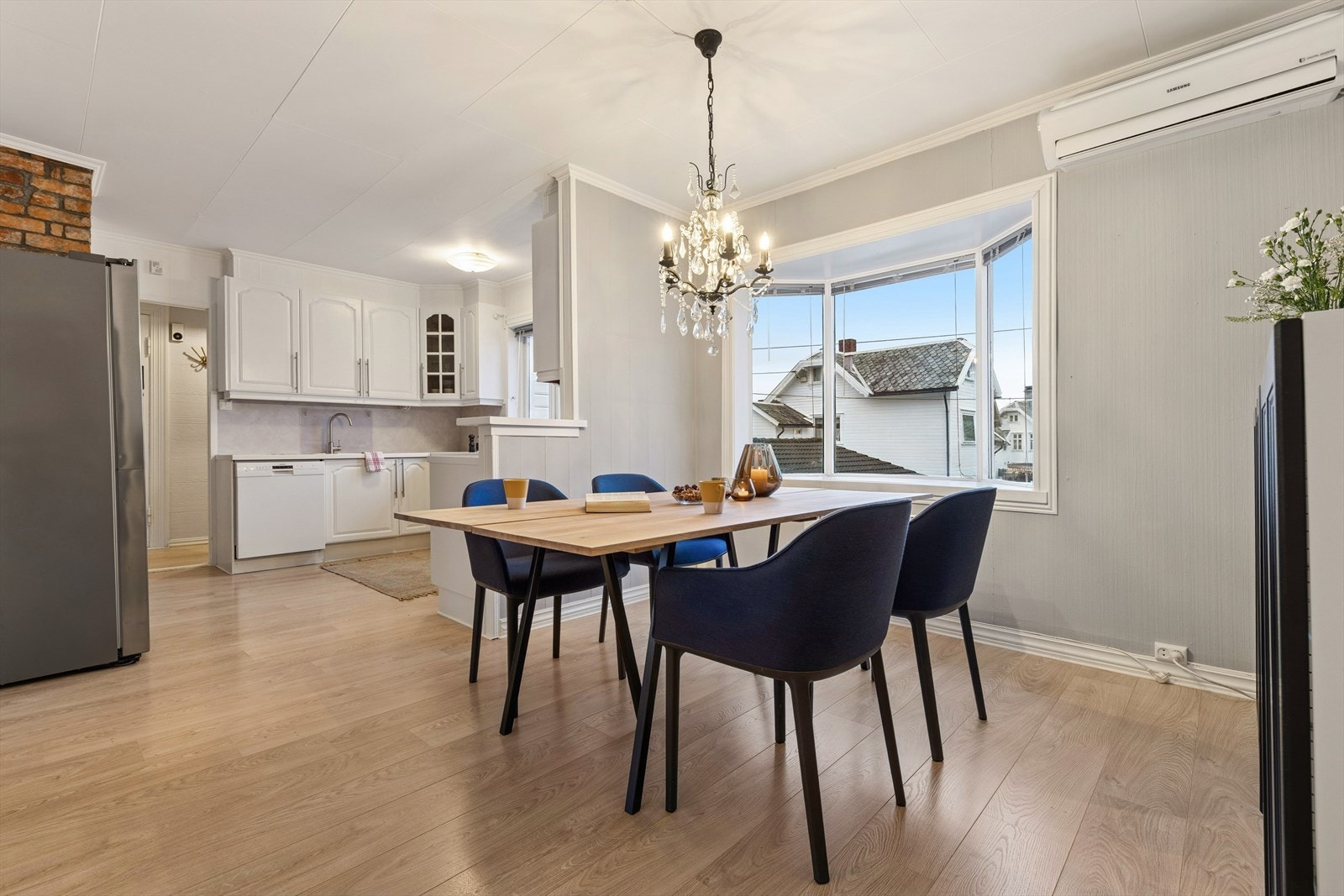 Spiseplass med stort vindu gir lys og en behagelig atmosfære. Galleribilde