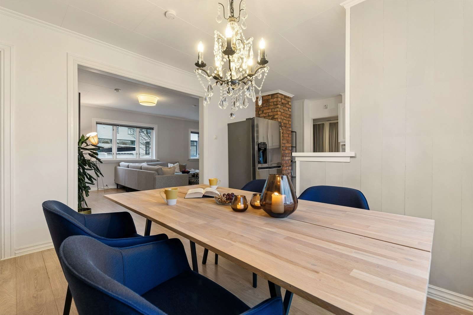 Åpen løsning mellom stue og kjøkken gir en romslig oppholdsplass. Galleribilde