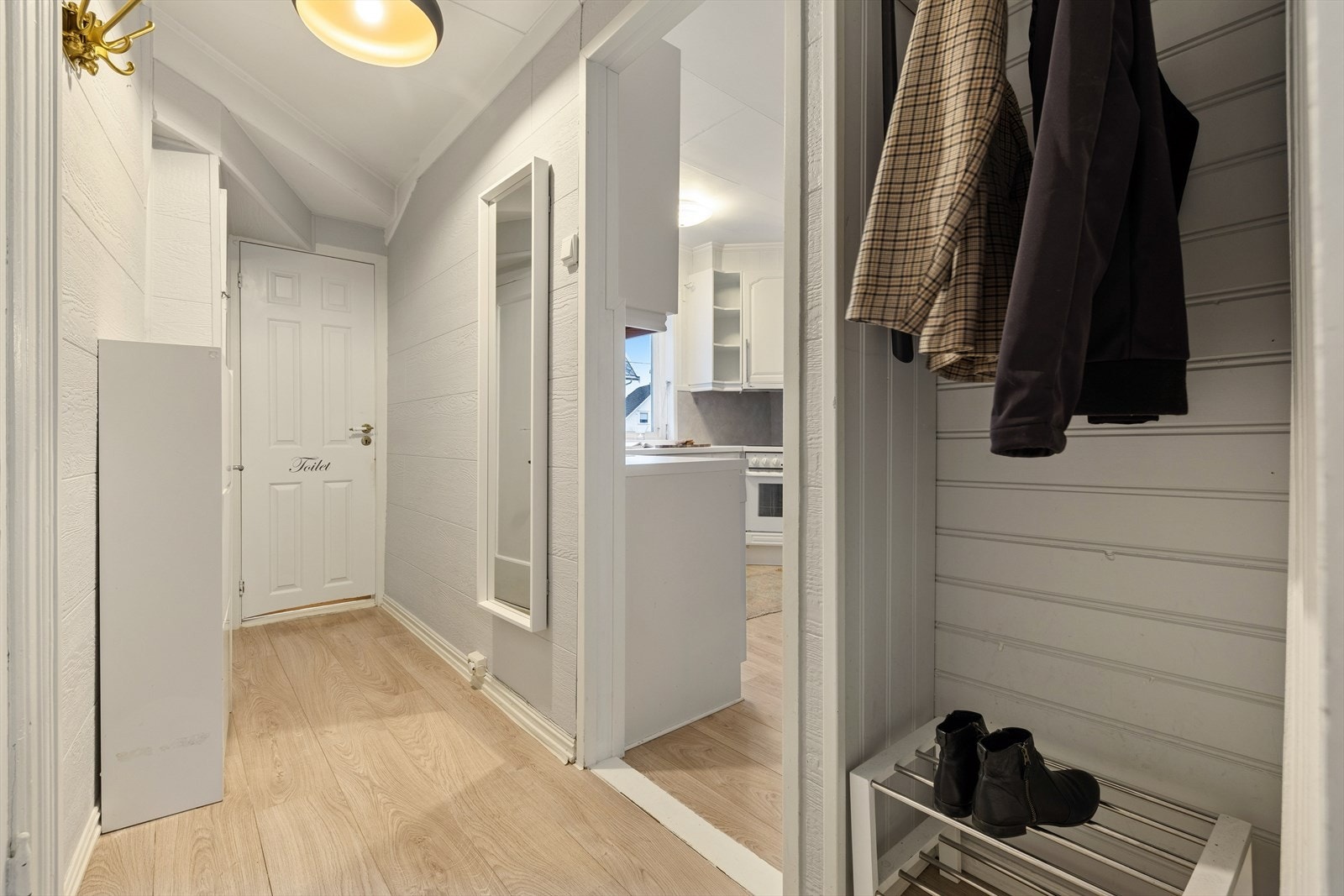 I entreen er det god plass til oppbevaring av ytterklær og sko. Galleribilde