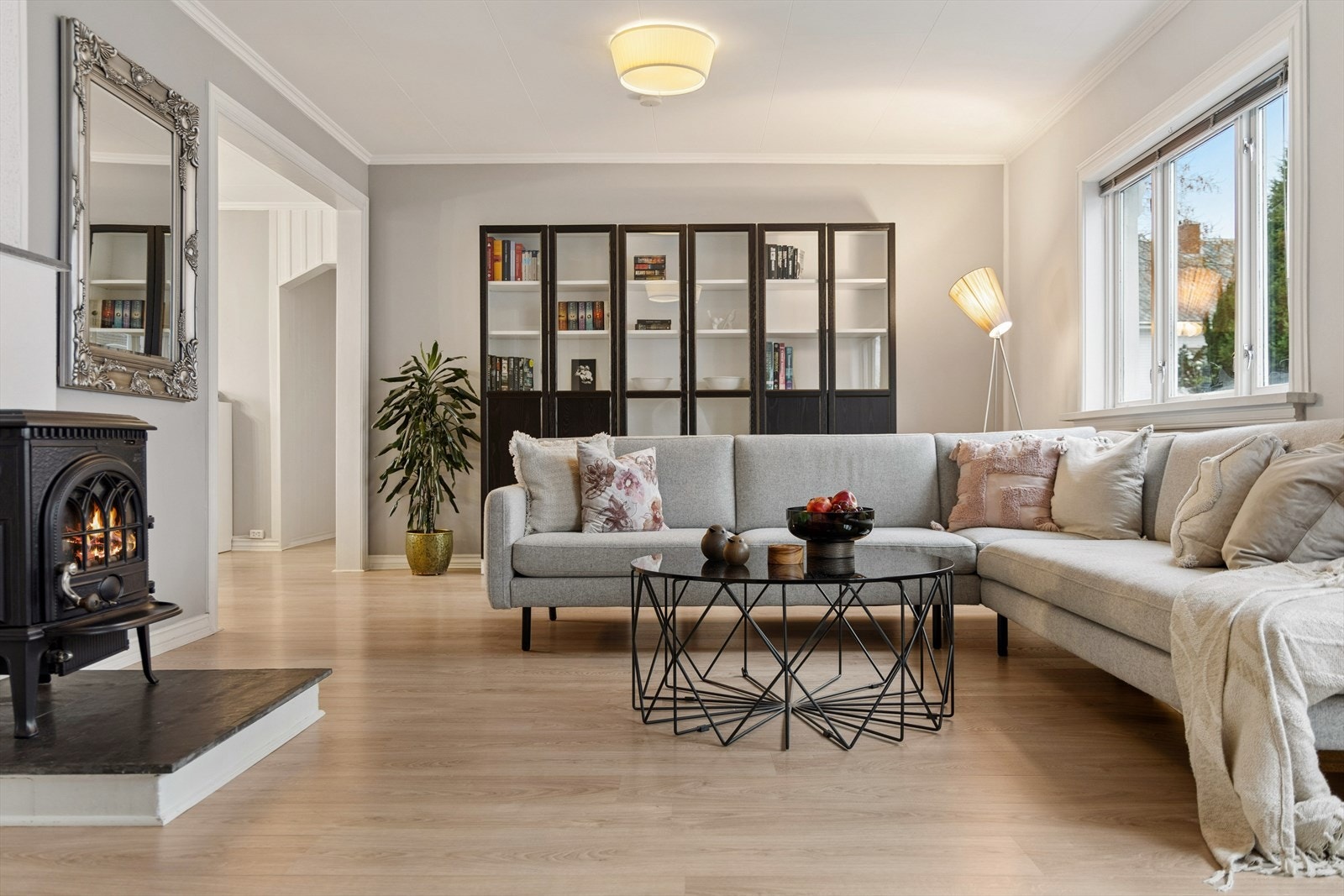 Laminatgulv gir en lettstelt overflate i oppholdsrommene. Galleribilde