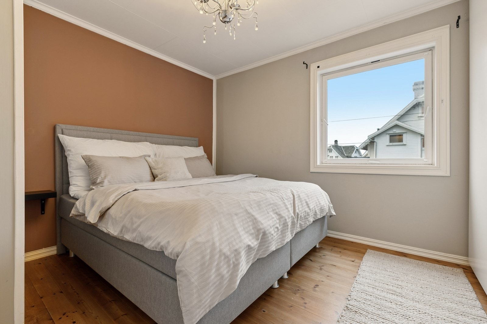 Hovedsoverommet har god plass til stor seng, tilhørende møblement. Galleribilde