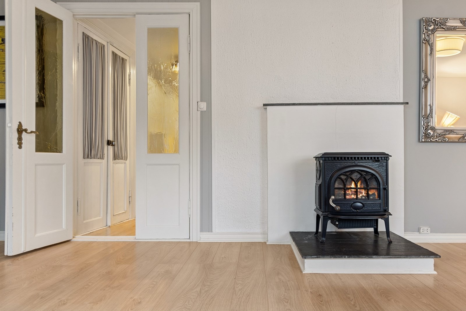 Vedovn gir varme og har en sentral plassering i stuen. Galleribilde