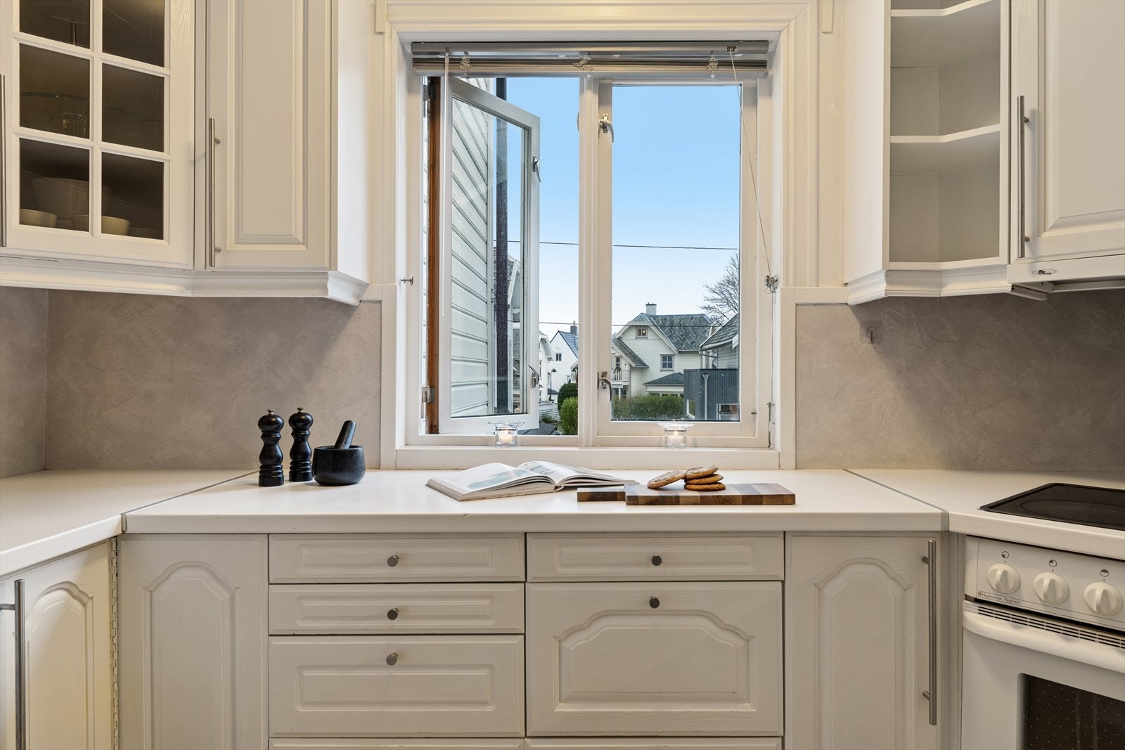 Vinduer i tre gir godt naturlig lysinnslipp og utsikt mot nabolaget. Galleribilde