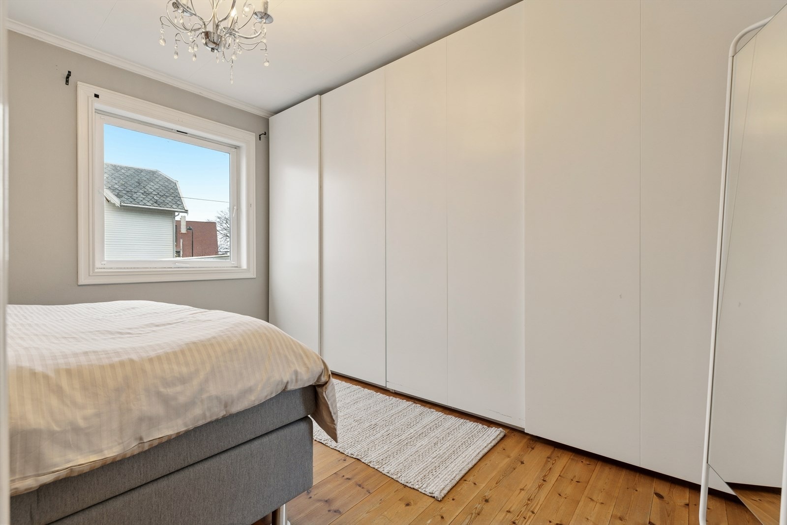 Stort garderobeskap langs hele den ene veggen gir effektiv oppbevaring. Galleribilde