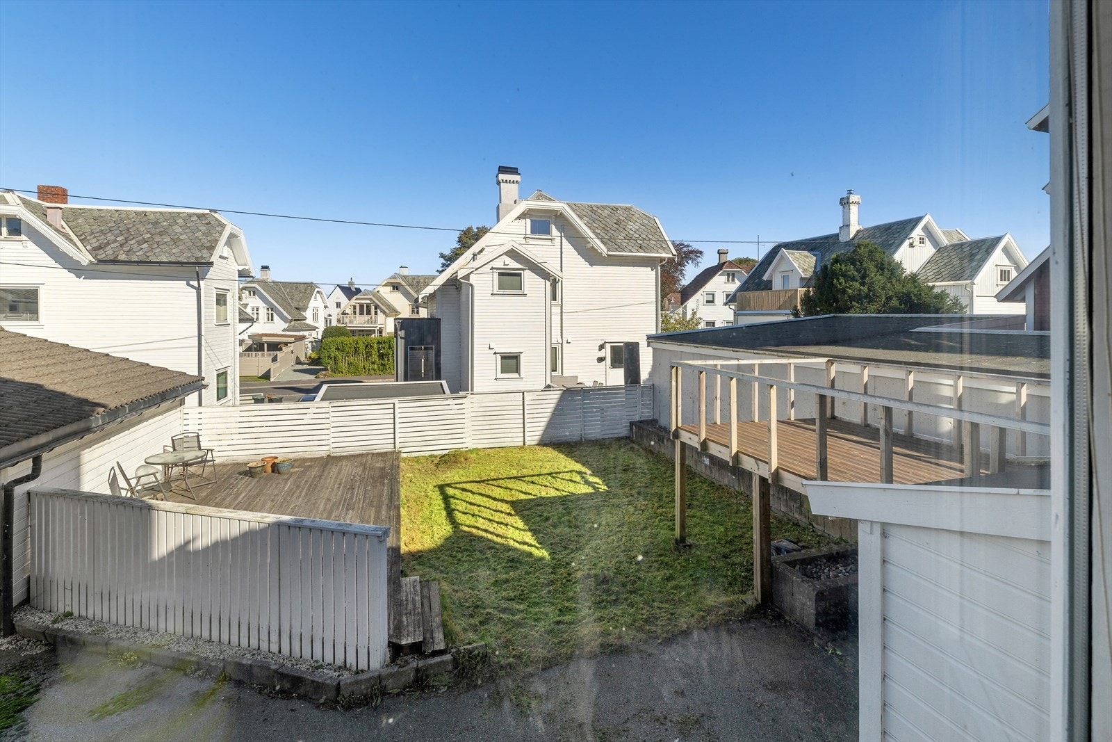 Her er det god plass til å innrede med både hagemøbler og gril. Galleribilde