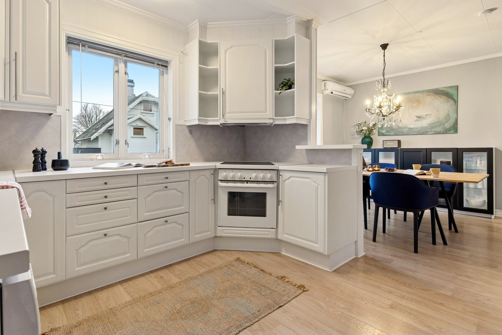 Innredningen har hvite profilerte fronter, laminert benkeplate og oppvaskkum. Galleribilde