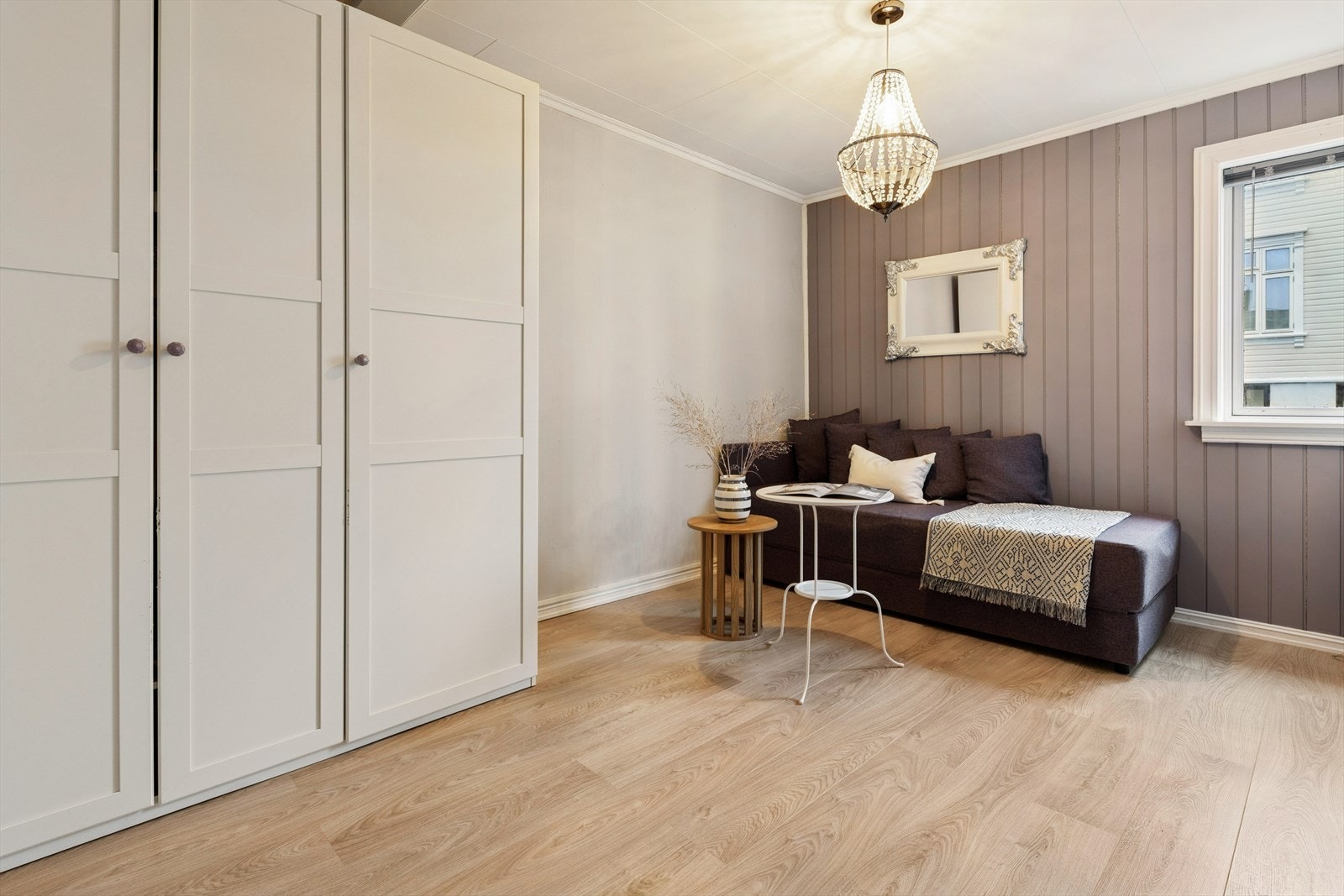 De to andre soverommene er praktisk utført med god plass til seng, tilhørende møblement og oppbevaring. Galleribilde