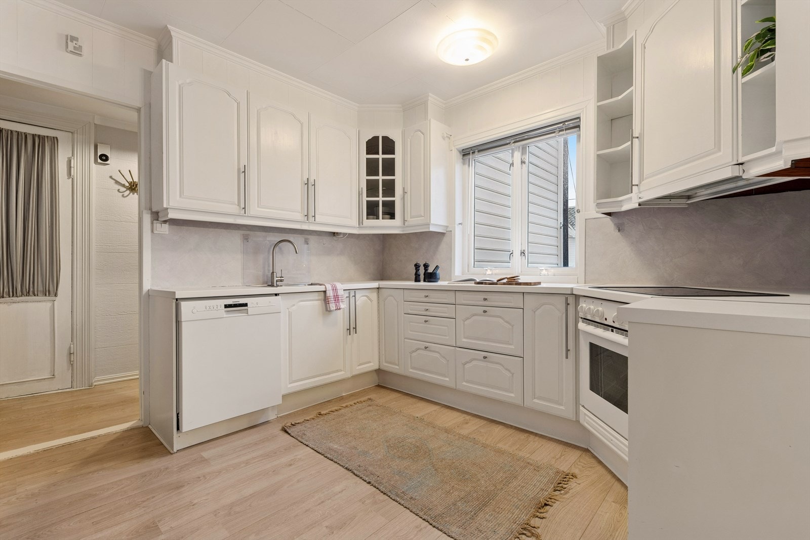 Kjøkkenet er innredet i en praktisk form, og har godt med både skap- og benkeplass. Galleribilde